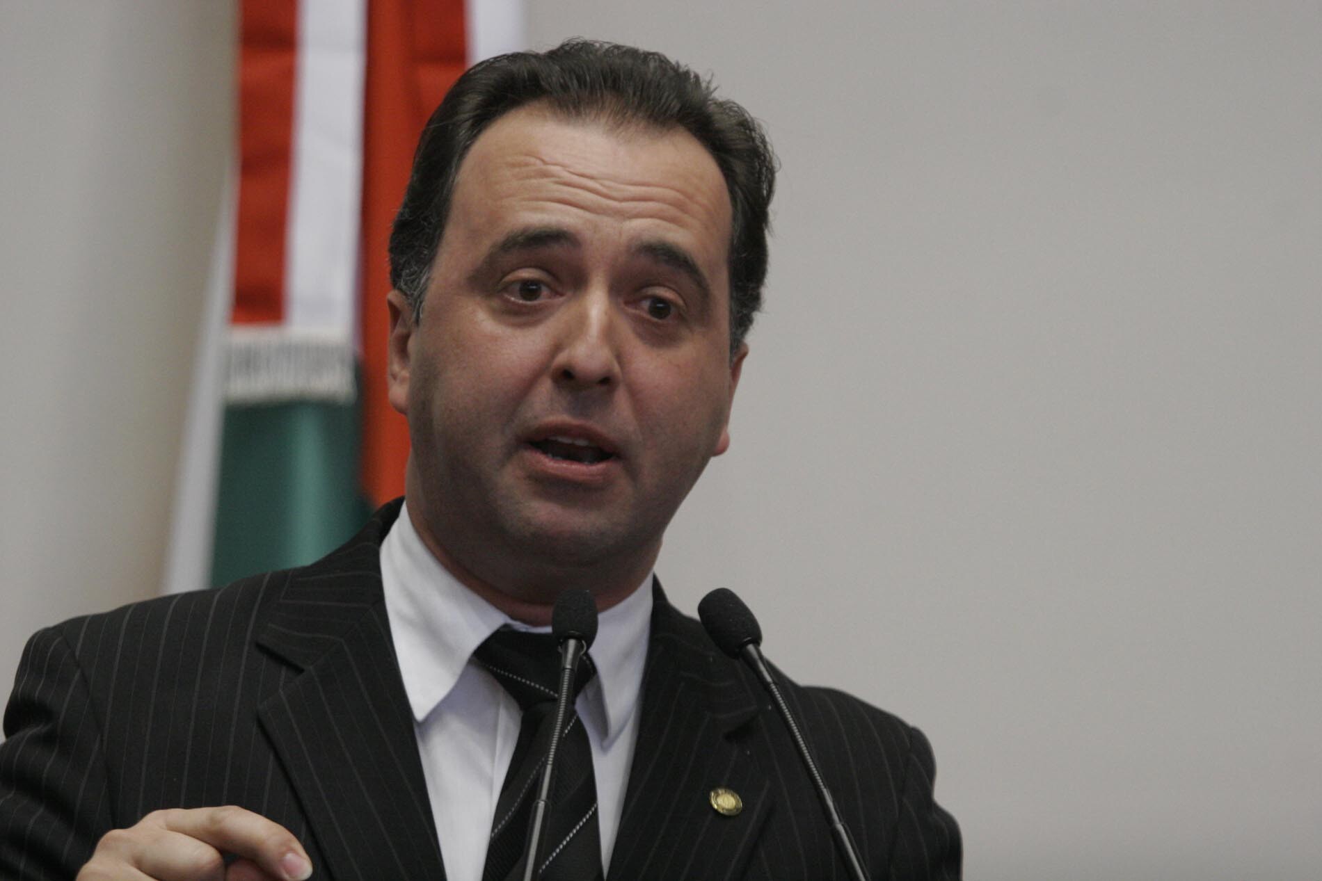 Dos Gabinetes – Governador sanciona lei às 14 horas