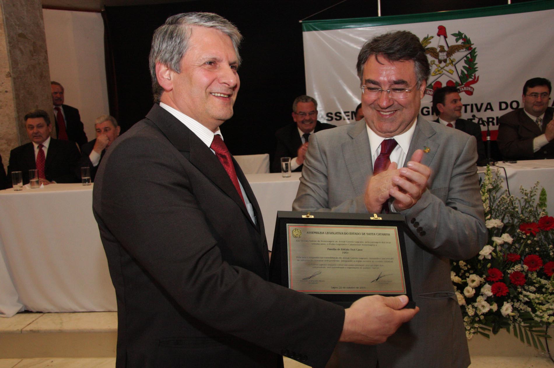 Sessão Solene em homenagem ao Jornal Correio Lageano pela passagem dos seus 70 anos de fundação e o lançamento do livro -José Paschoal Baggio - Da Madeira ao Jornalismo- de Jonilda Wagner.
