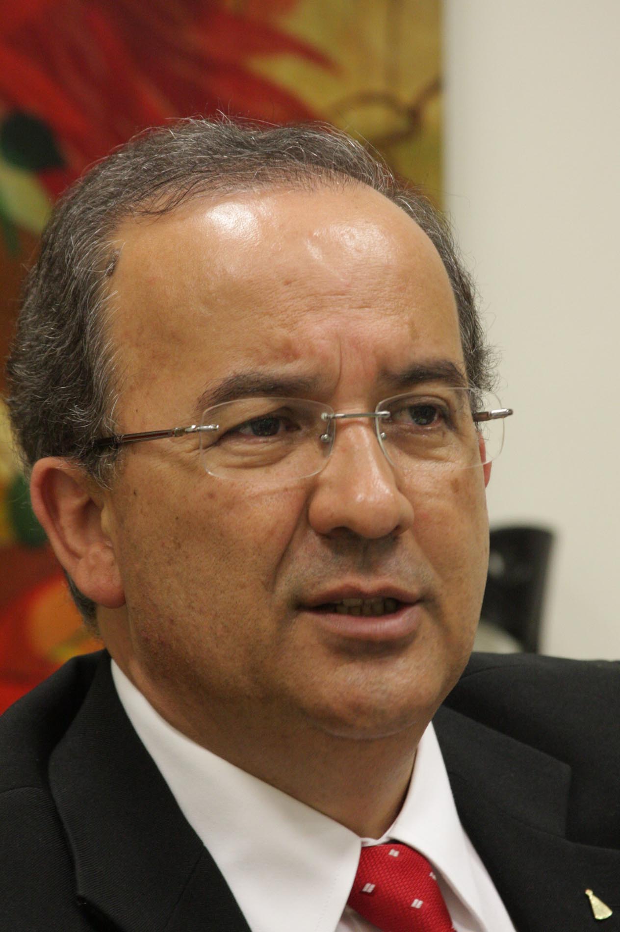 Médico afirma que Jorginho Mello reage bem ao tratamento