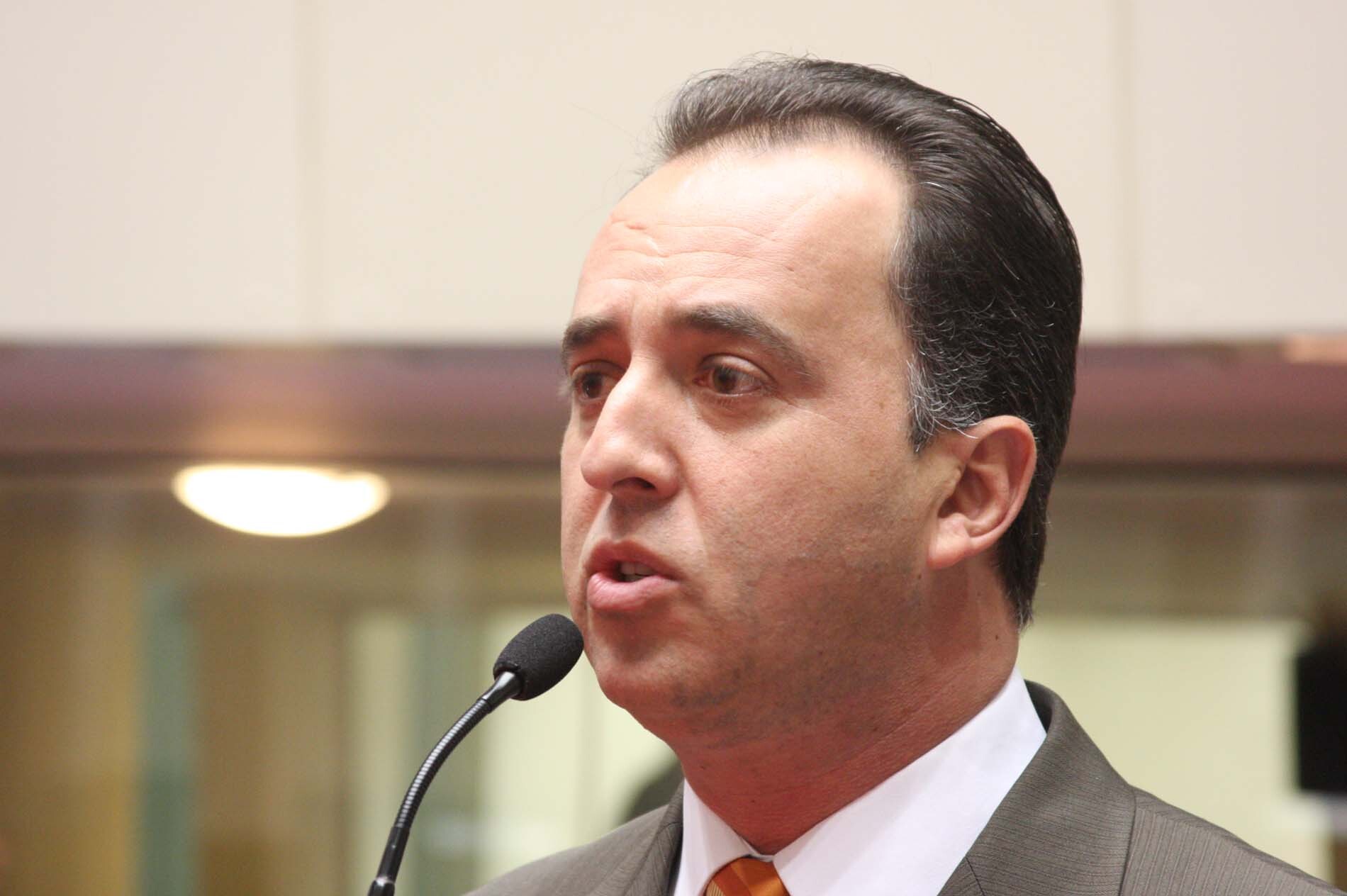 Dos Gabinetes – Kennedy vota contra desconto de ICMS para cerveja
