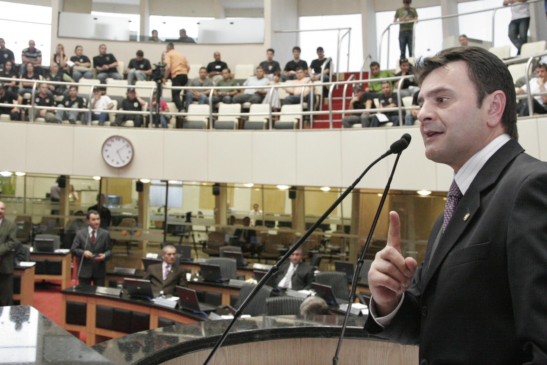 Dos Gabinetes – “Pedir CPI é jogo político oportunista”, diz líder do governo