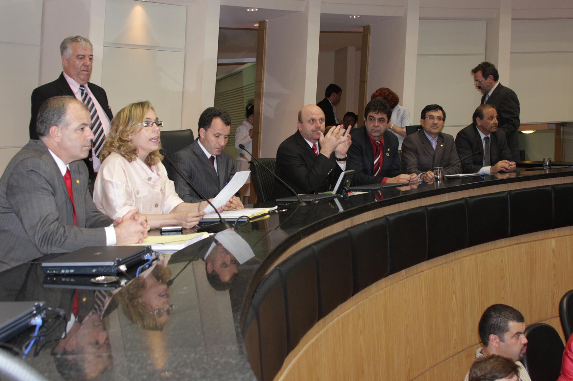 Líder do governo comenta sobre plano de carreira dos agentes prisionais