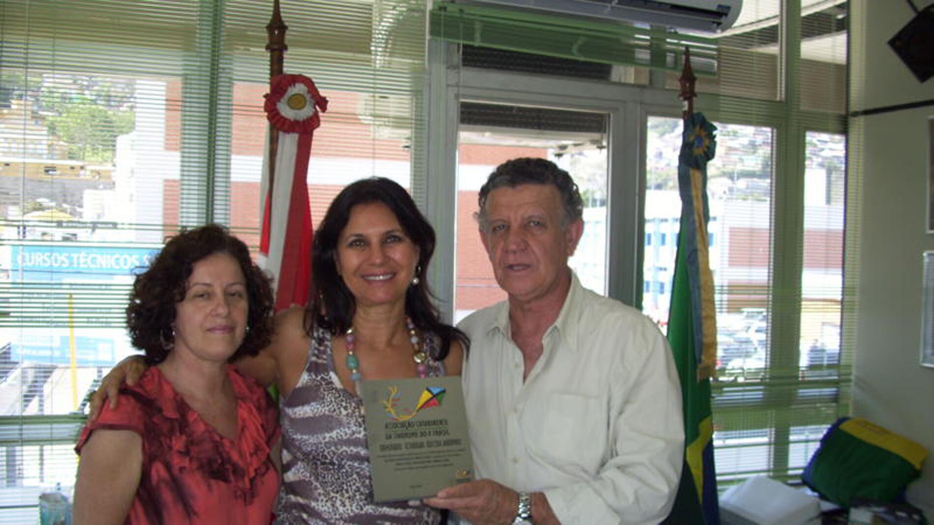 Dos Gabinetes – Edison Andrino recebe placa de “Amigo do X Frágil”