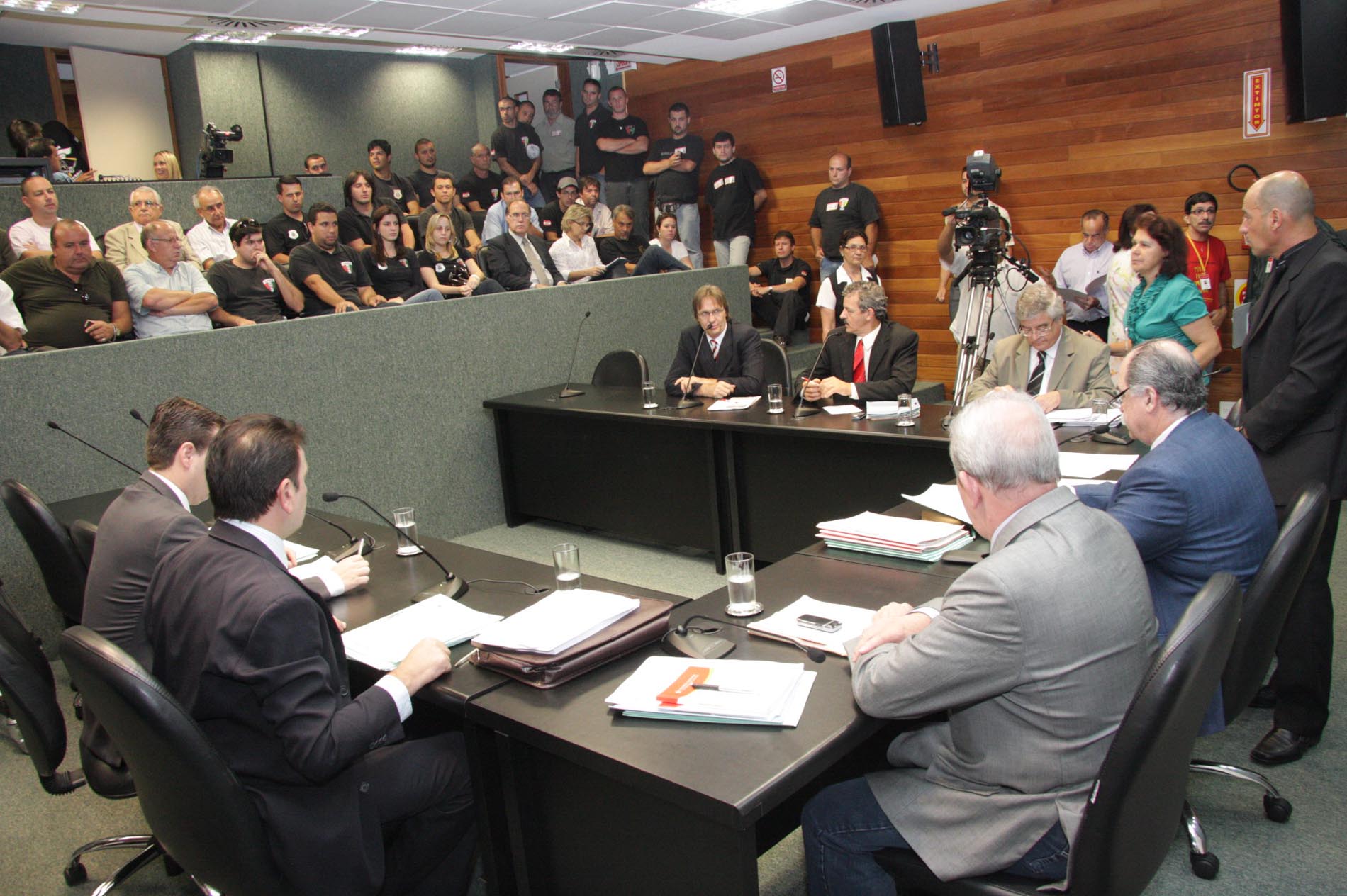 Aprovado plano de carreira de agentes prisionais na CCJ