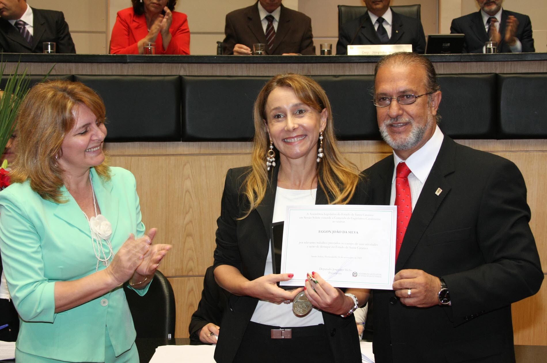Dos Gabinetes – Deputado Nilson Gonçalves entrega Comenda ao empresário Eggon João da Silva