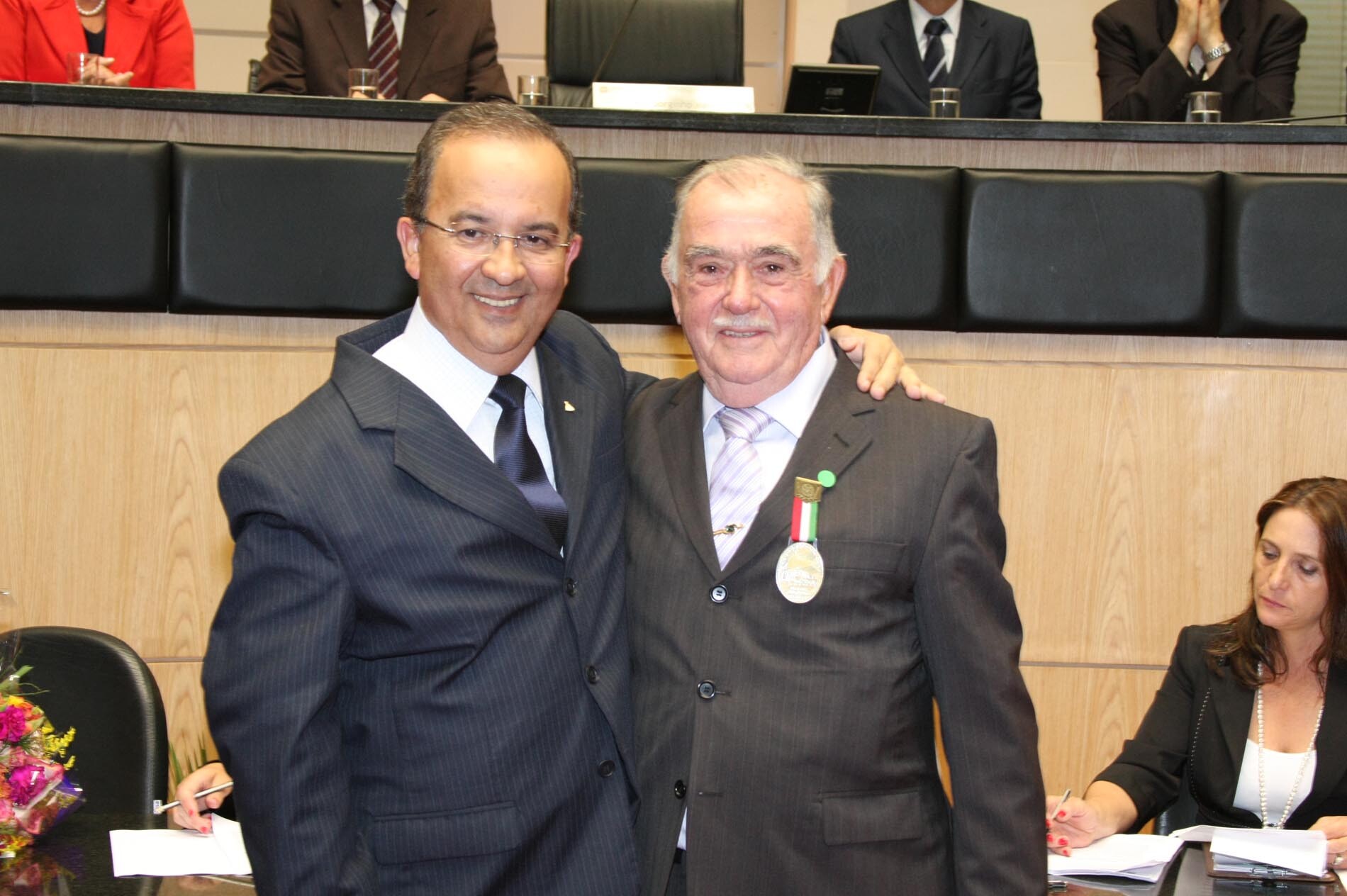 Dos Gabinetes – Presidente da Assembleia homenageia Antonio Tozzo
