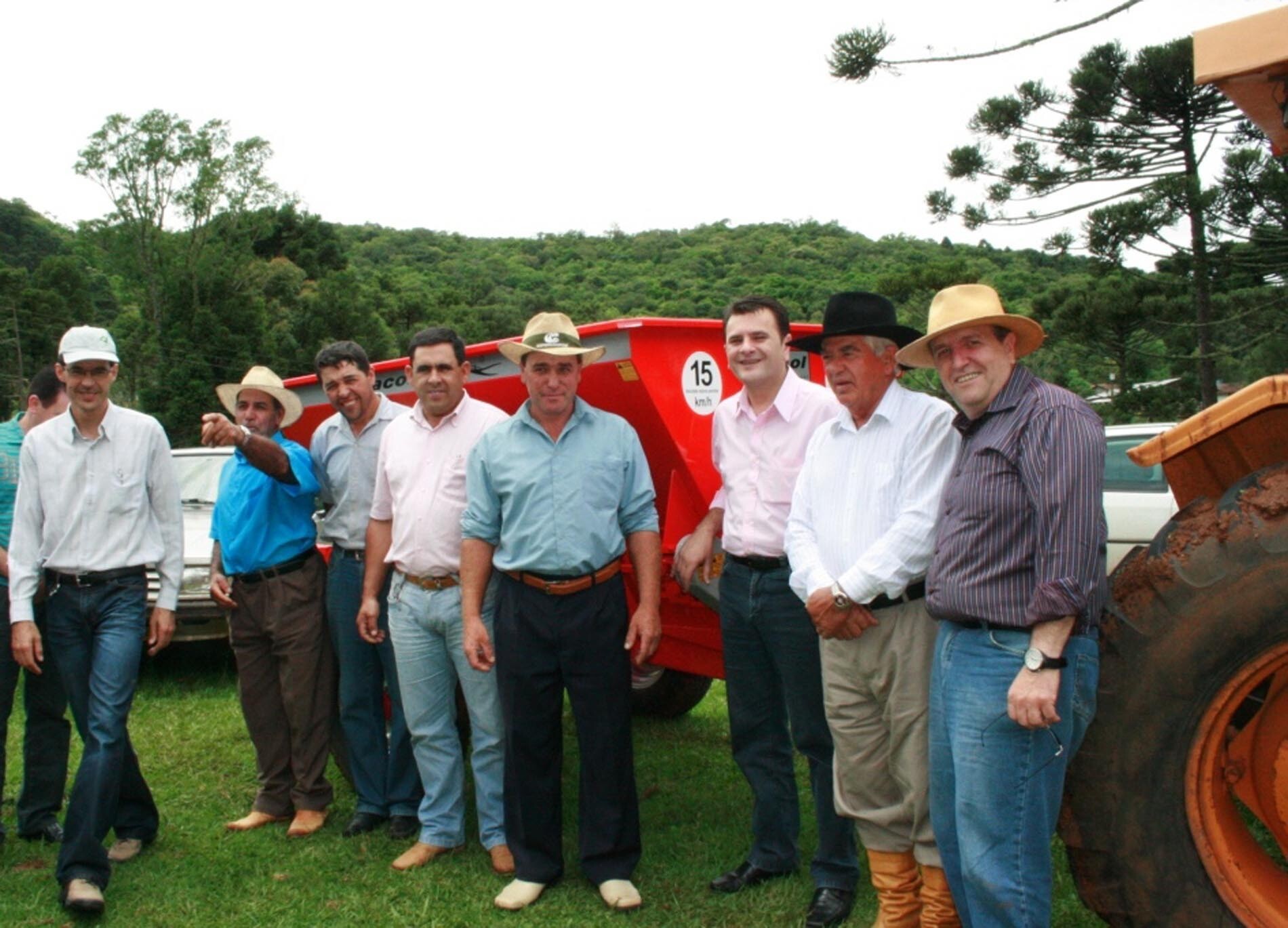 Agricultores da região  são beneficiados com implementos agrícolas