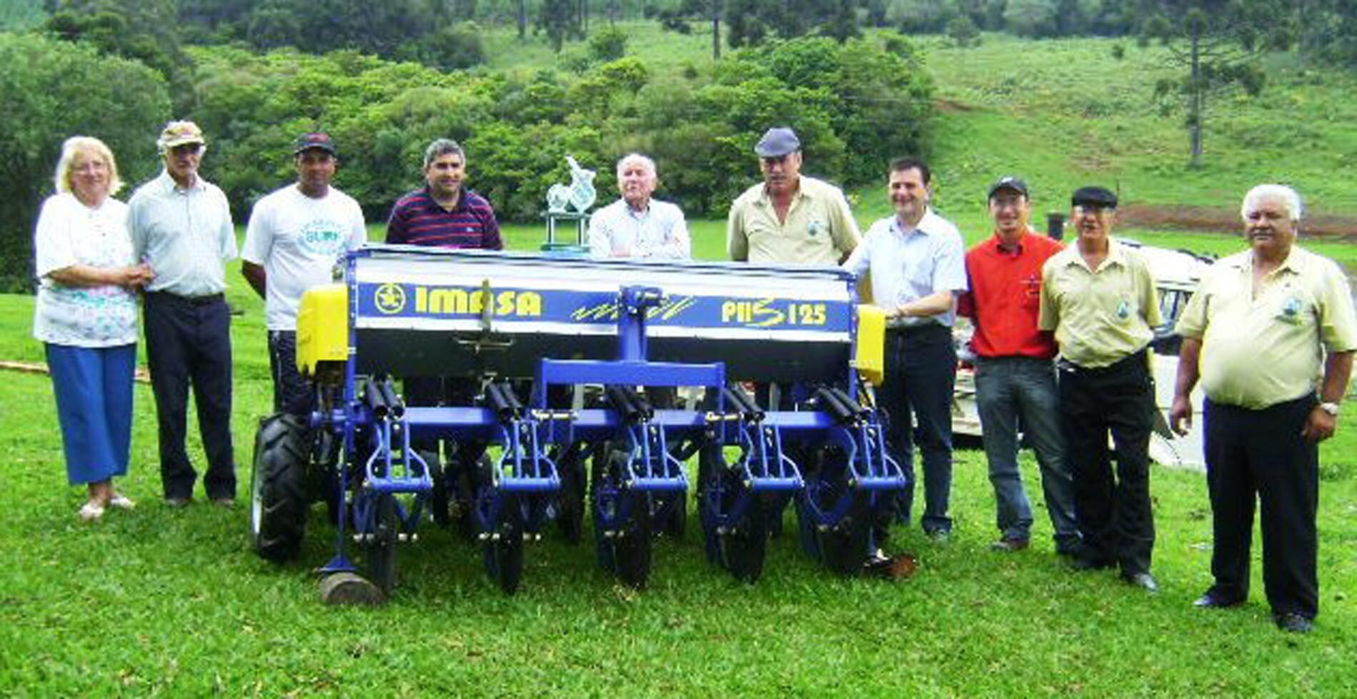 Dos Gabinetes – Agricultores da região são beneficiados com implementos agrícolas