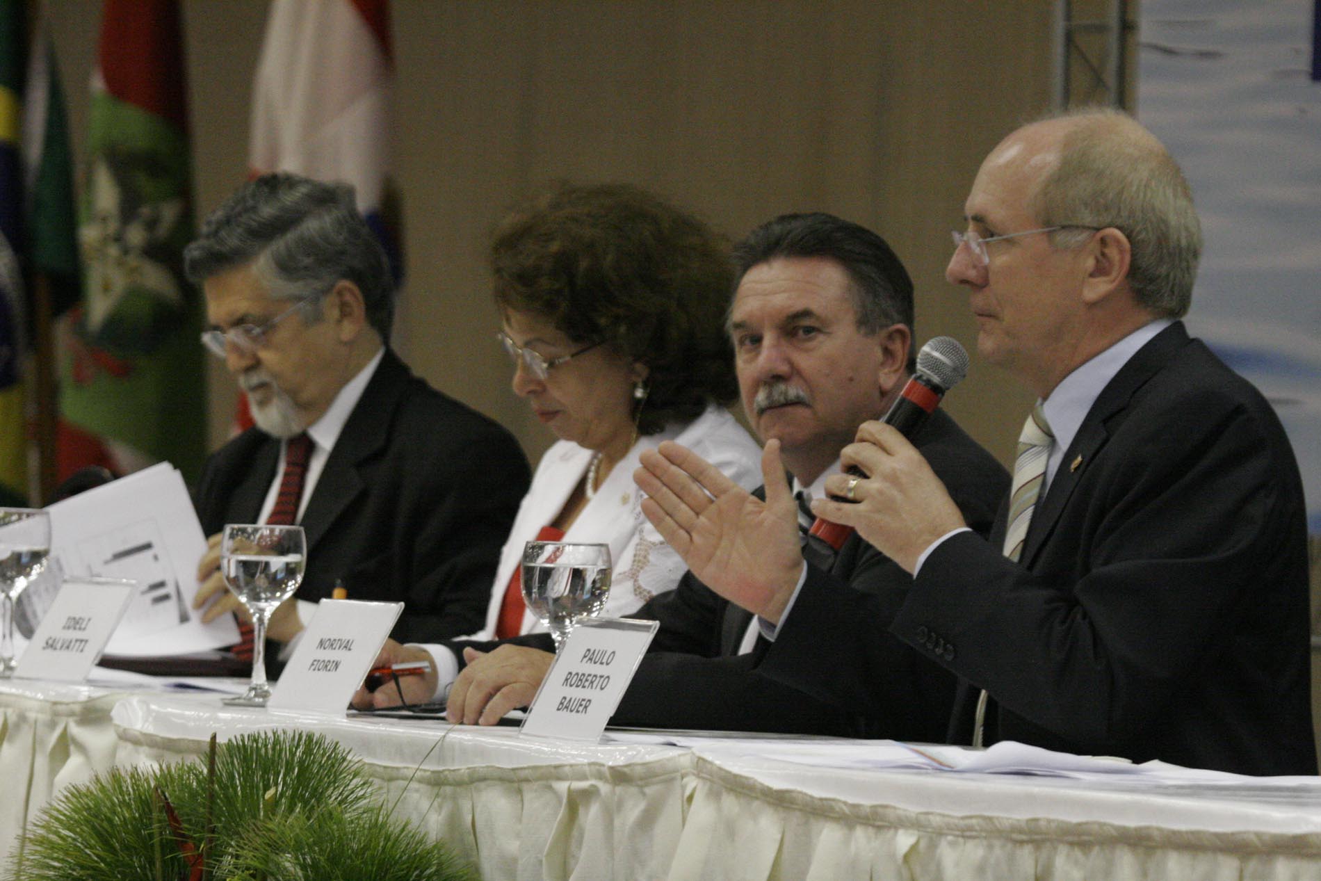 Municipalização do Ensino Fundamental é tema de debate em congresso da Fecam