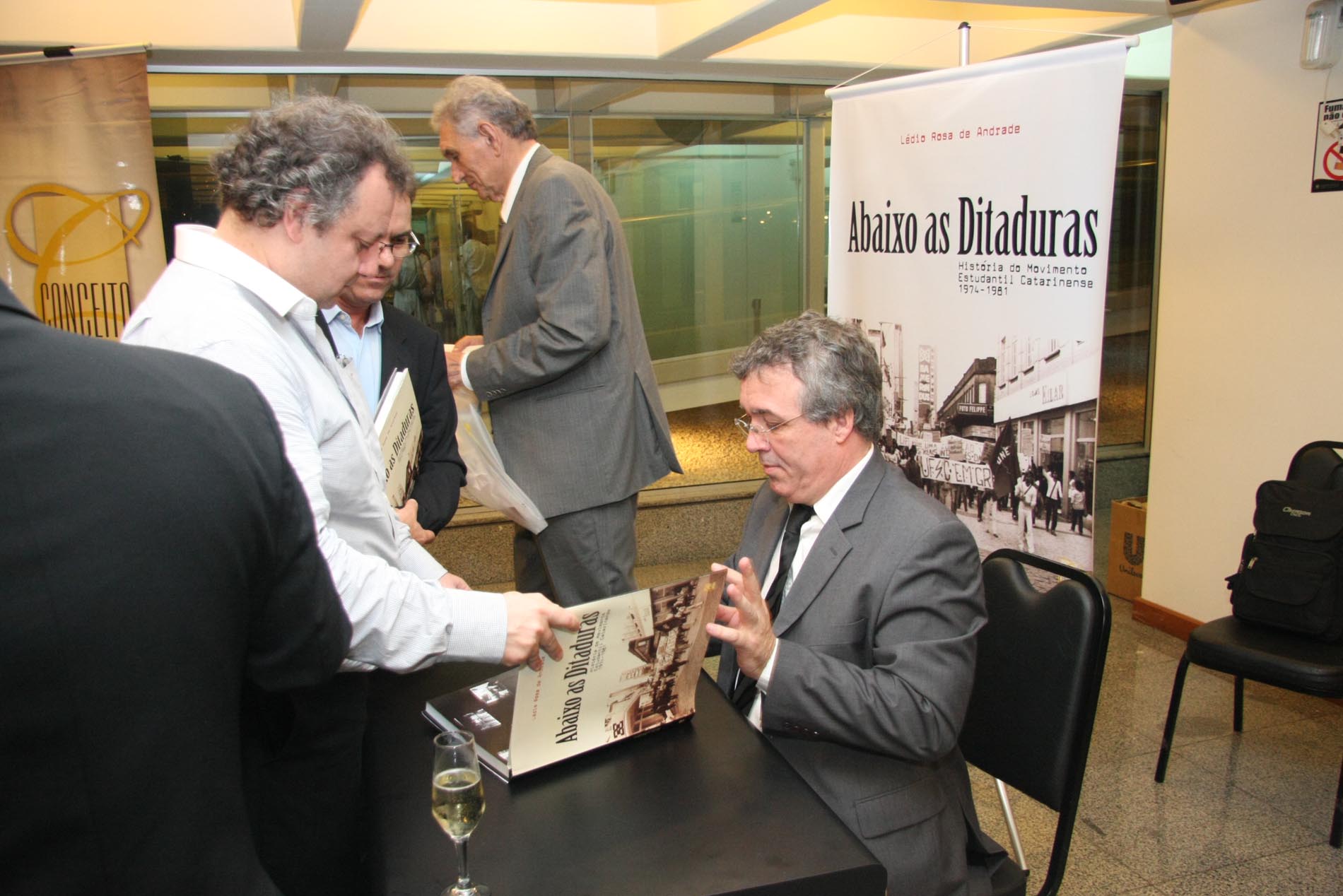 Ato comemorativo referente ao lançamento do livro - Abaixo as Ditaduras - do autor Desembargador Lédio Rosa de Andrade.