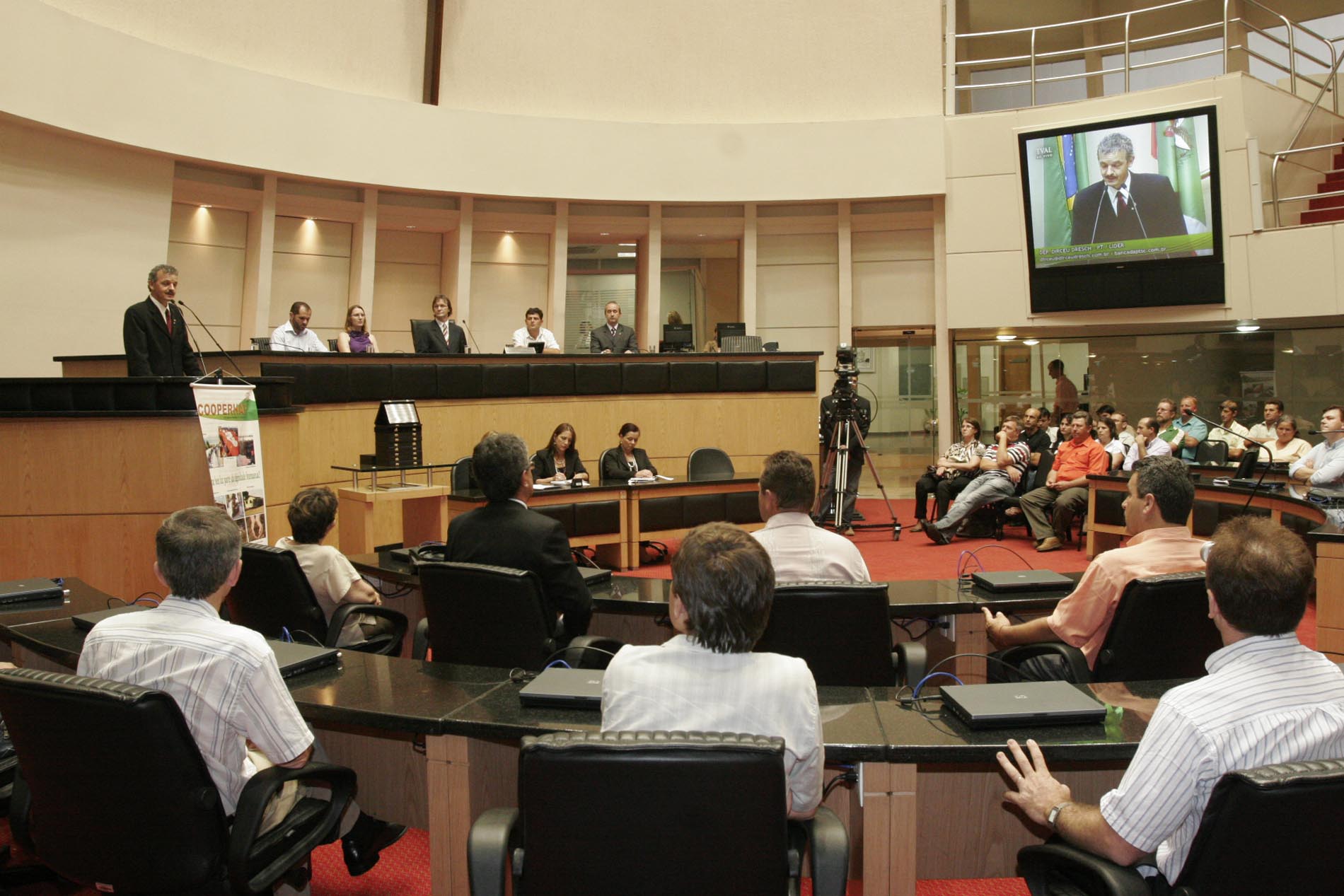 Cooperativa de Habitação dos Agricultores Familiares é homenageada pelo Parlamento