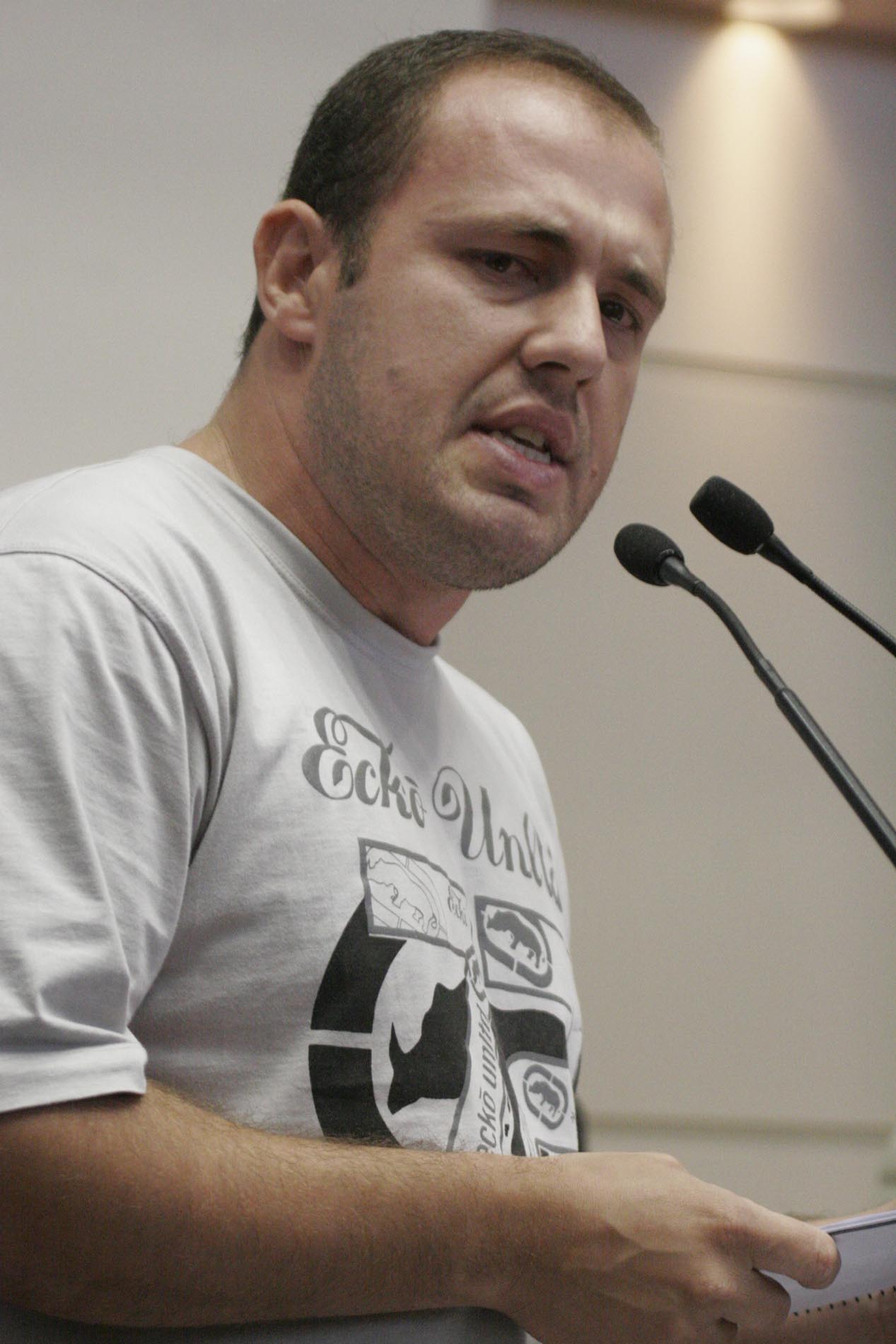 Estudantes entregam abaixo-assinado contra projeto que altera recursos do FundoSocial para universid