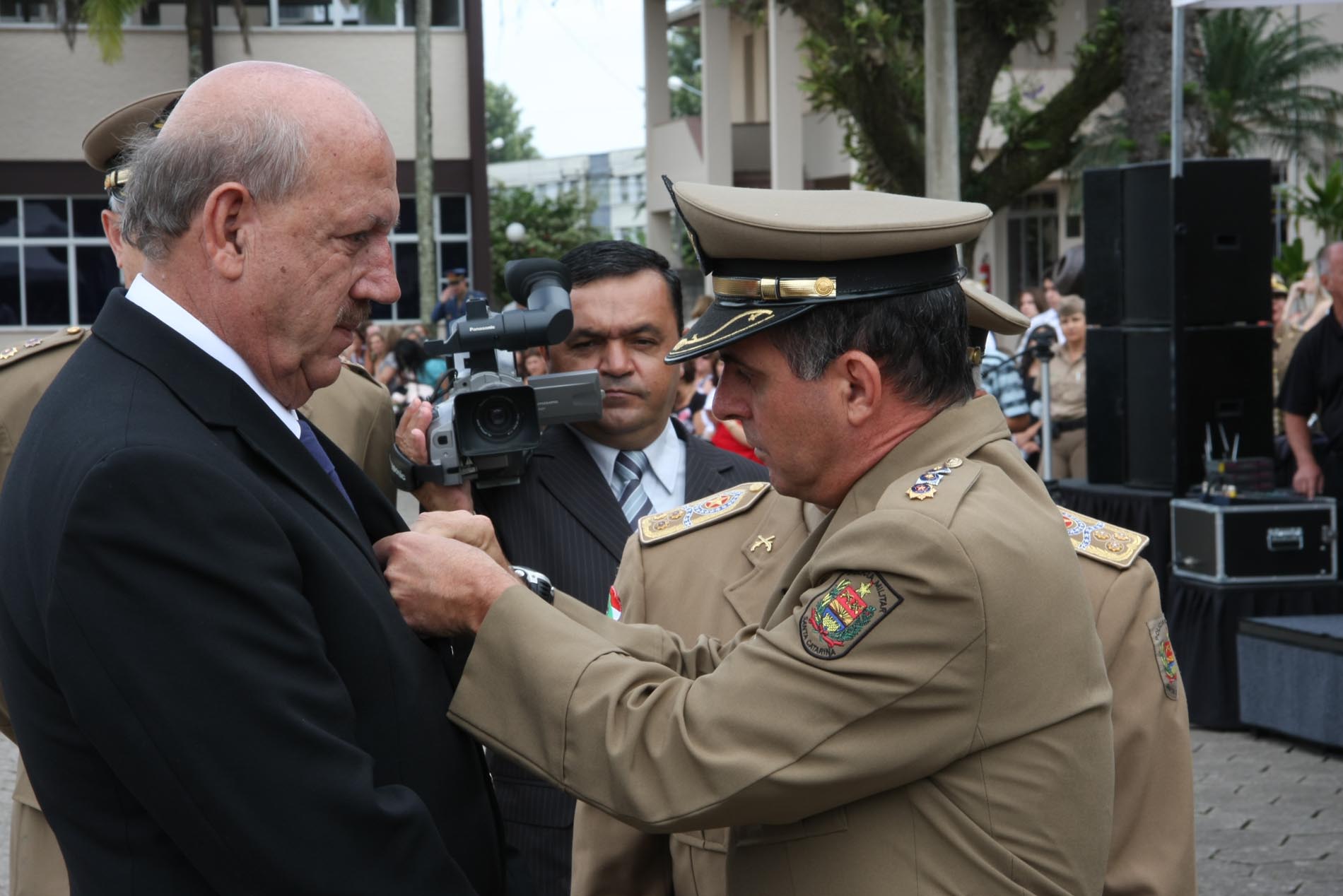 Militares recebem medalha de 25 anos do Colégio Feliciano Nunes Pires