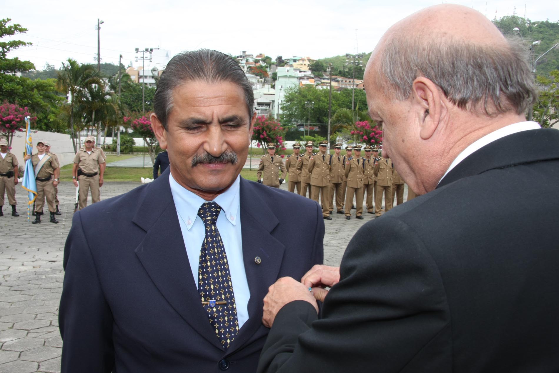 Militares recebem medalha de 25 anos do Colégio Feliciano Nunes Pires