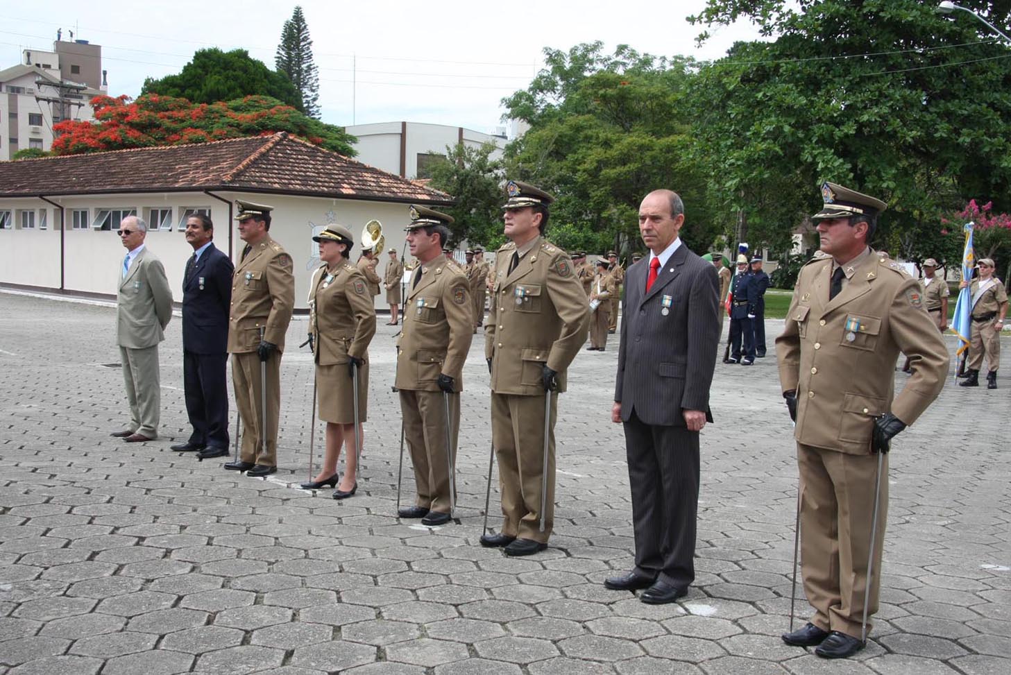 Militares recebem medalha de 25 anos do Colégio Feliciano Nunes Pires