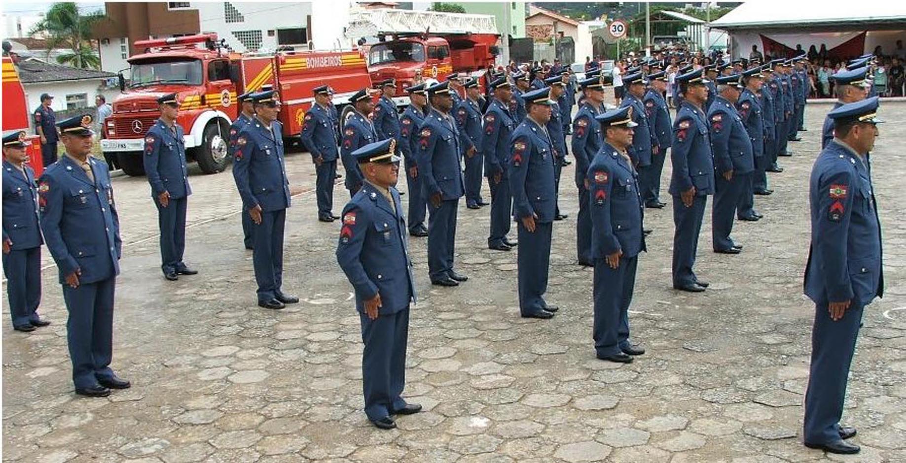 Deputado Elizeu Mattos (PMDB) participa da formatura dos novos sargentos do Corpo de Bombeiros Militar de Santa Catarina.