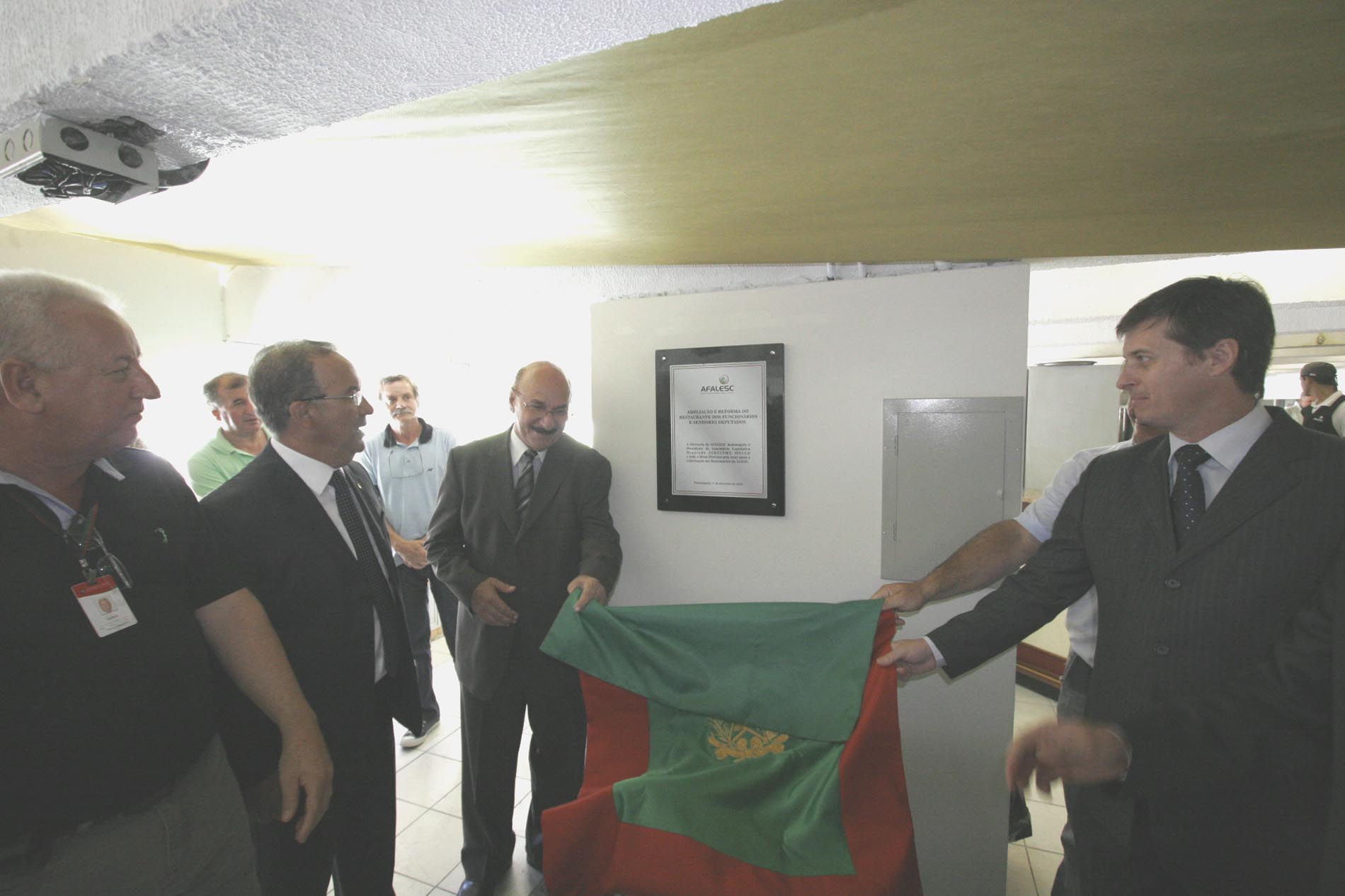 Presidente descerra placa de ampliação e reforma dos restaurantes dos funcionários e deputados