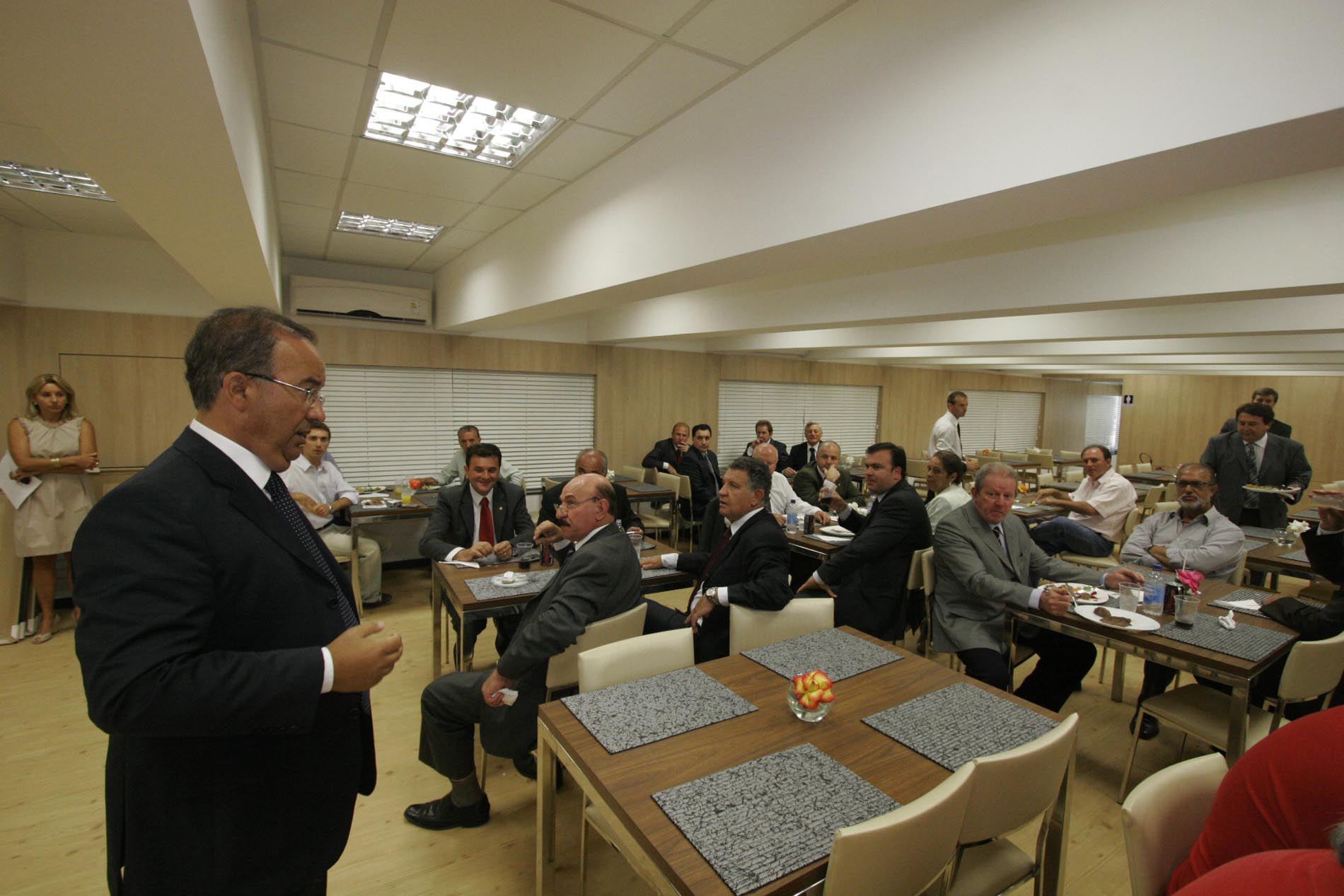Presidente descerra placa de ampliação e reforma dos restaurantes dos funcionários e deputados