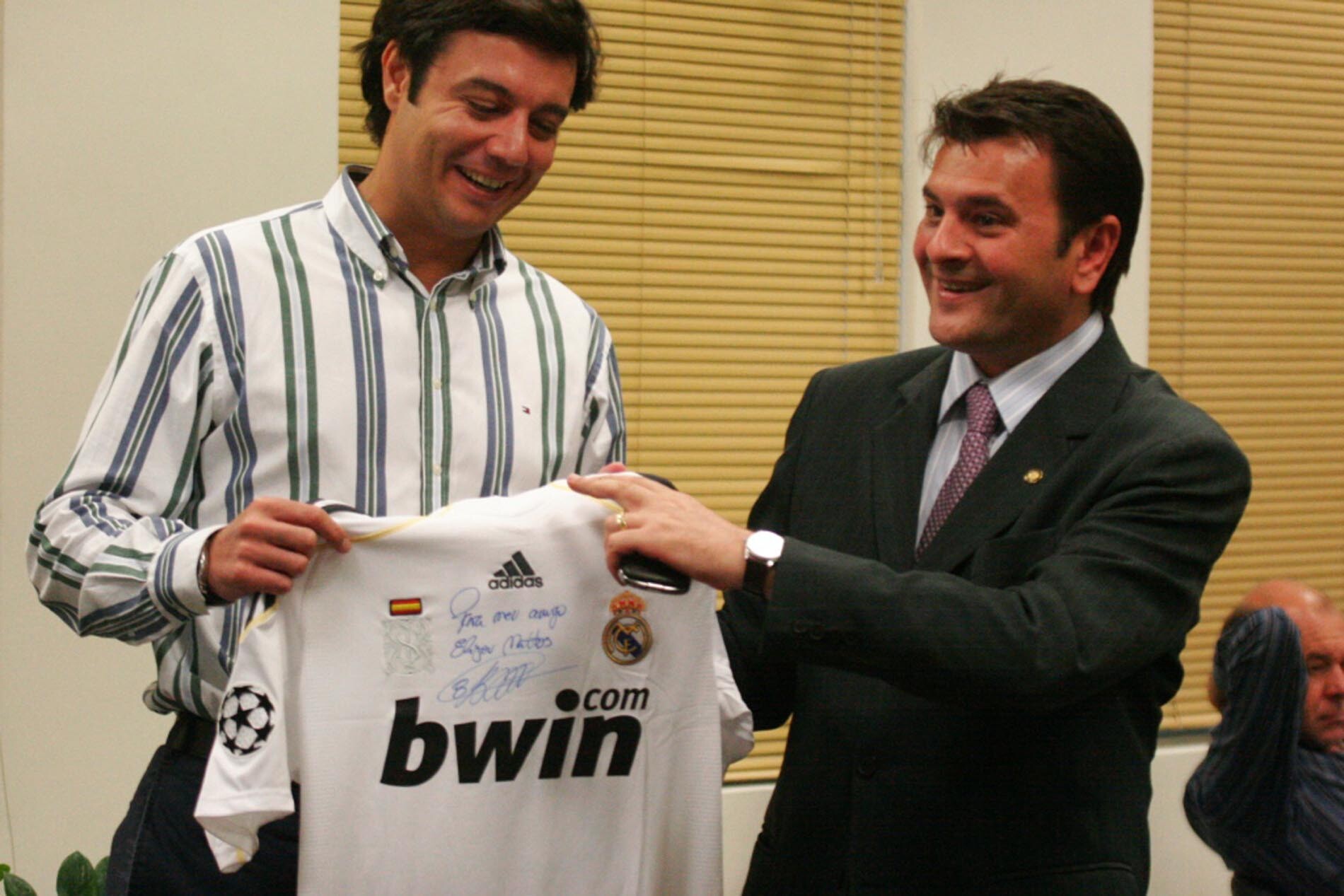 Dos Gabinetes – Deputado ganha camiseta de Kaká e tem confirmação da visita de mais um grupo espanho