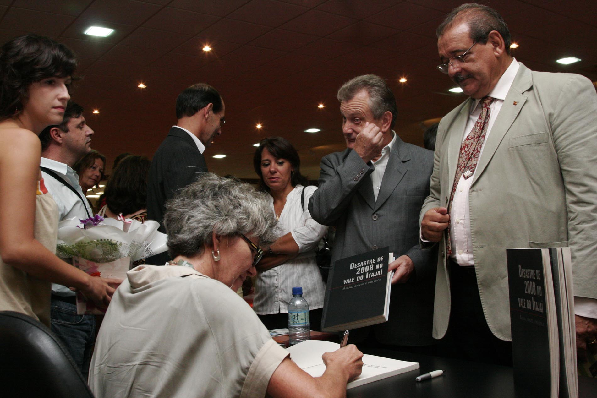 Lançamento do livro - Desastres de 2008 no Vale do Itajaí. Água