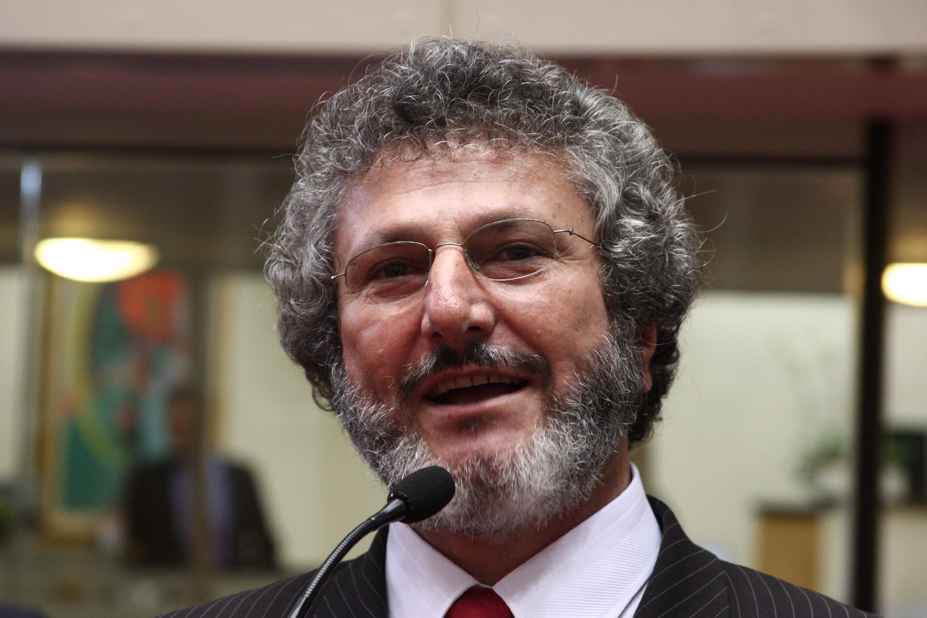 Dos Gabinetes – Deputado pede a governador gestão pública no Hospital Regional