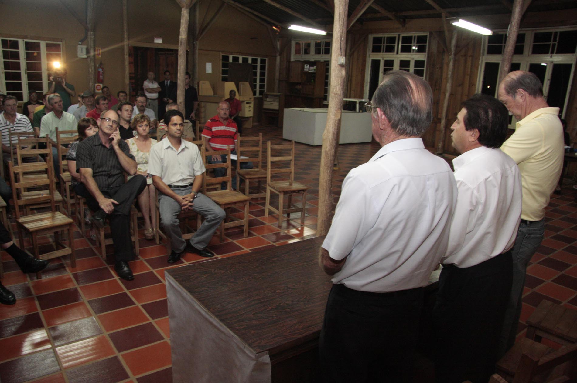 Deputado Antonio Aguiar (PMDB) em Campo Alegre com representantes da CIDASC.
