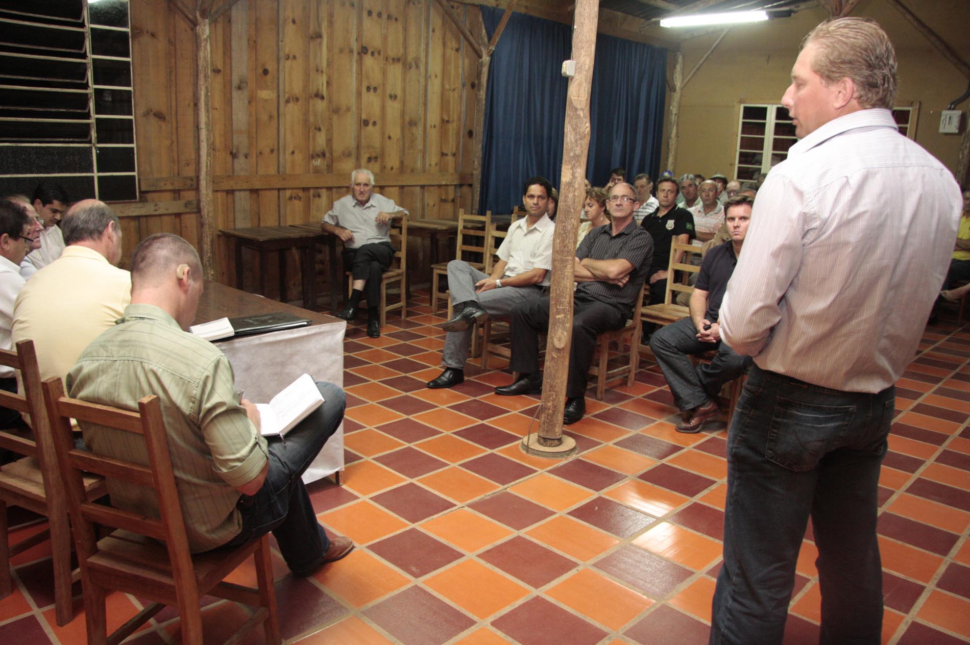 Deputado Antonio Aguiar (PMDB) em Campo Alegre com representantes da CIDASC.
