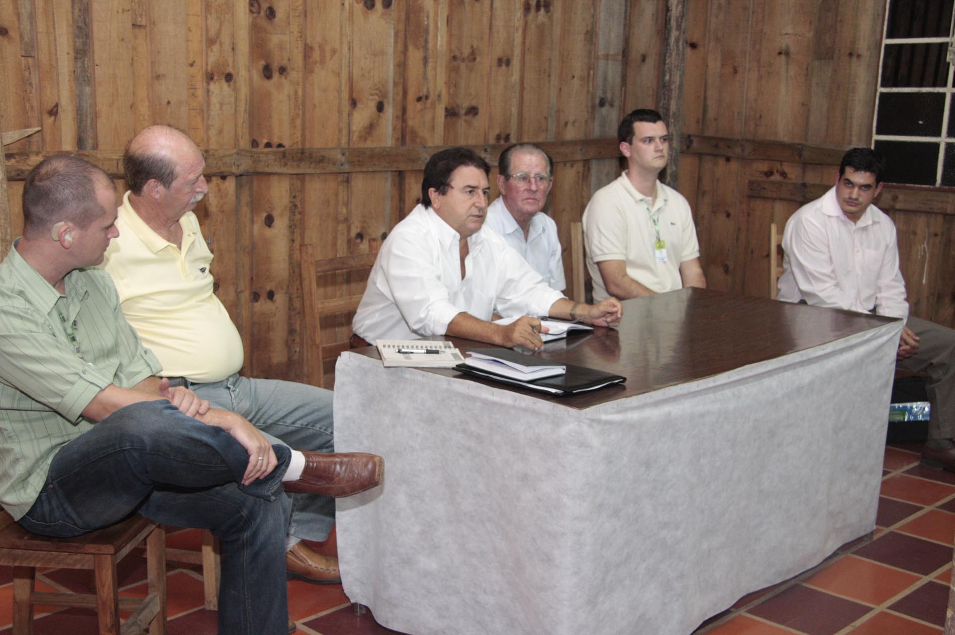 Deputado Antonio Aguiar (PMDB) em Campo Alegre com representantes da CIDASC.