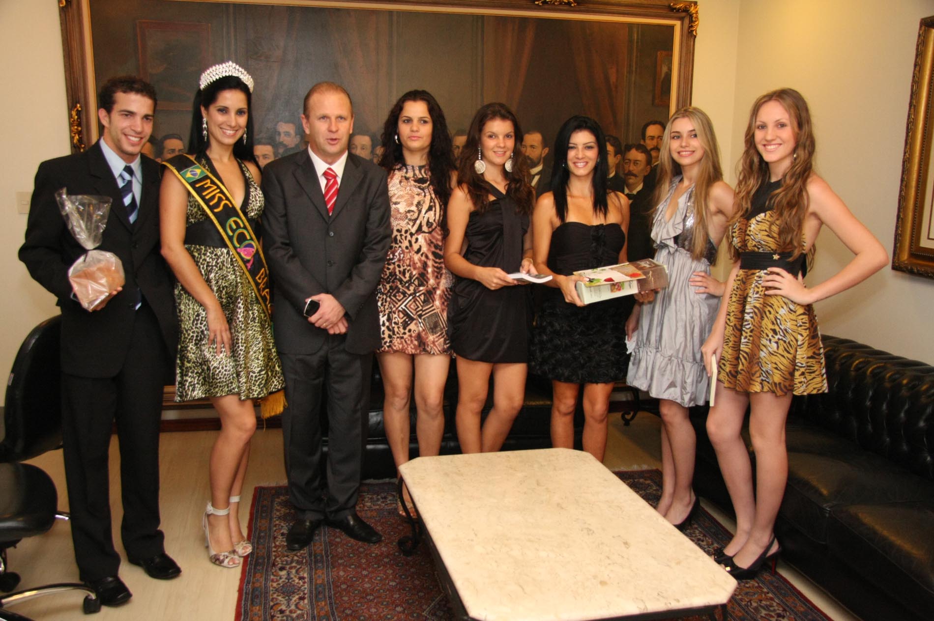 Candidatas ao concurso Miss Ecologia 2010 visitam o Parlamento
