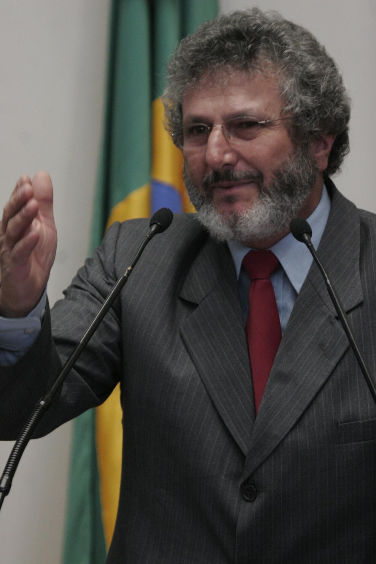 Dos Gabinetes – Padre Pedro destaca suspensão de licenciamento para máquinas agrícolas