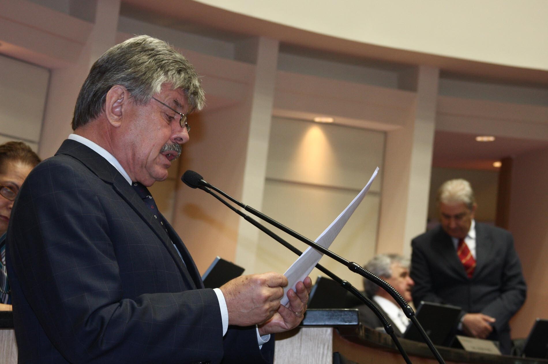 Dos Gabinetes – Suspensa obrigatoriedade de emplacamento de tratores e máquinas