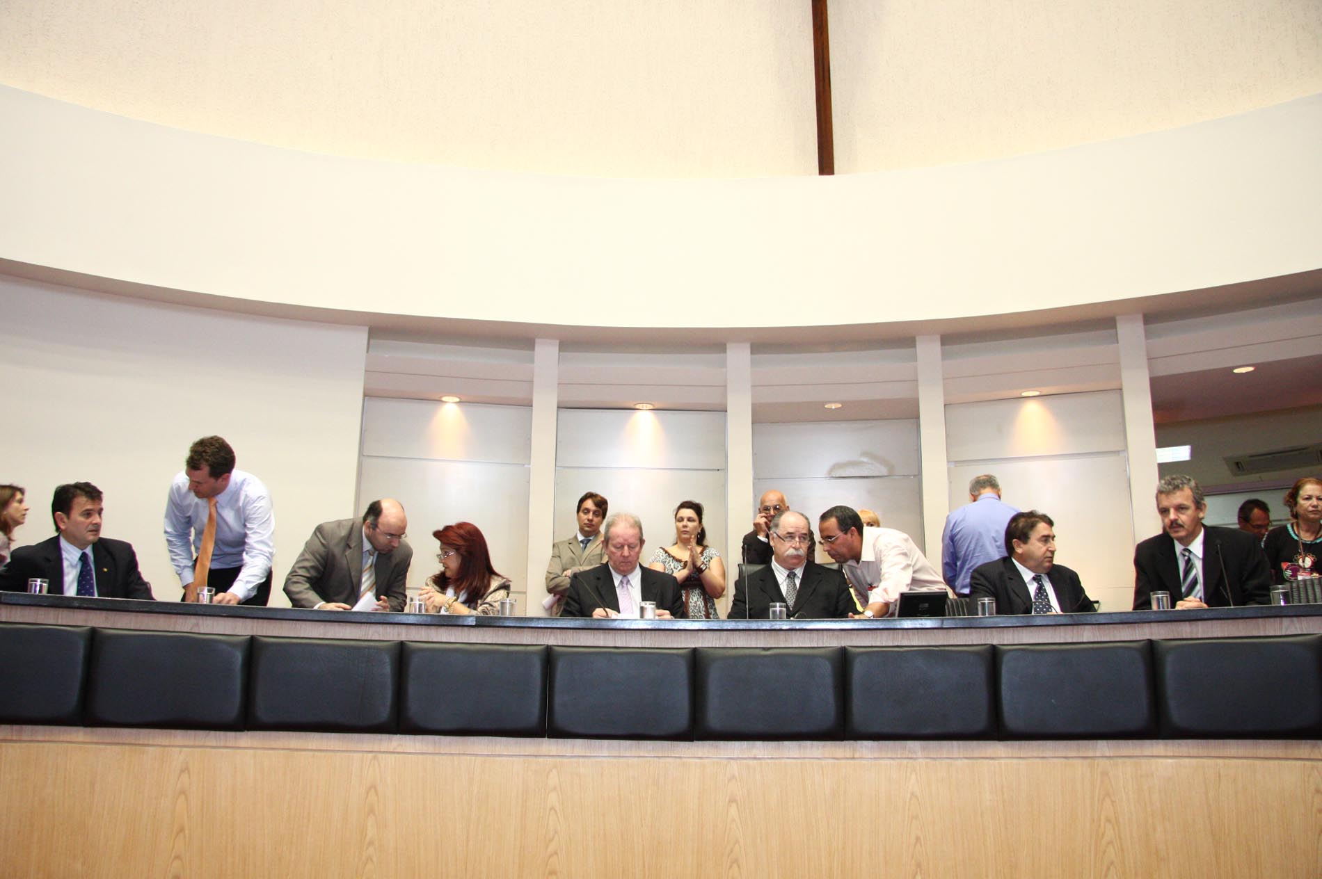 CCJ aprova admissibilidade de MPs