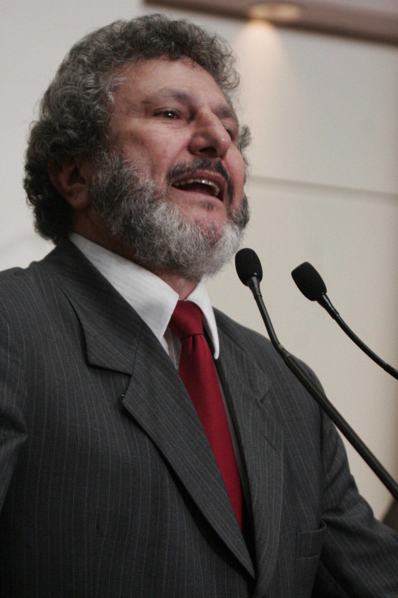 Dos Gabinetes – “Bolo” de projetos mostra confusão do governo do Estado, afirma Padre Pedro