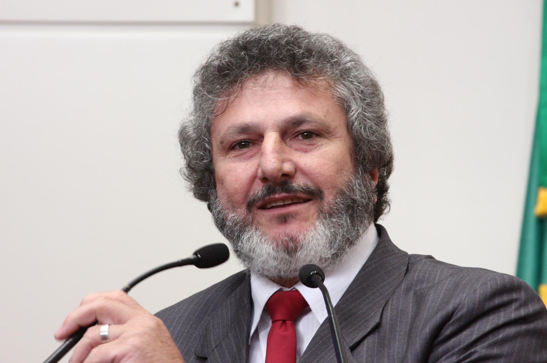 Dos Gabinetes – Padre Pedro cobra coerência e política salarial clara a servidores