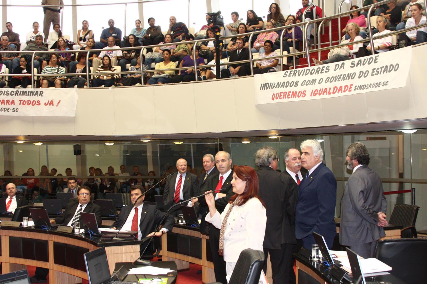 Dos Gabinetes – Votação de quatro medidas provisórias cria impasse entre Assembleia e governo