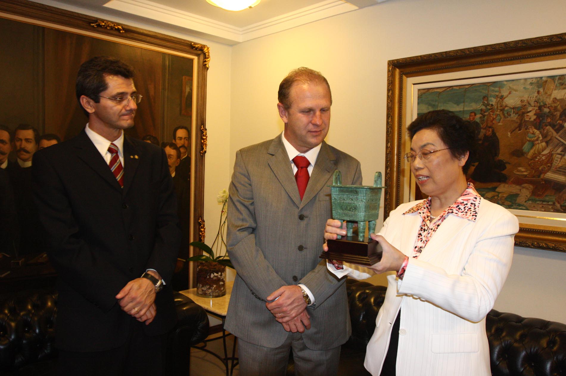Presidente da Alesc recebe Comitiva Chinesa
