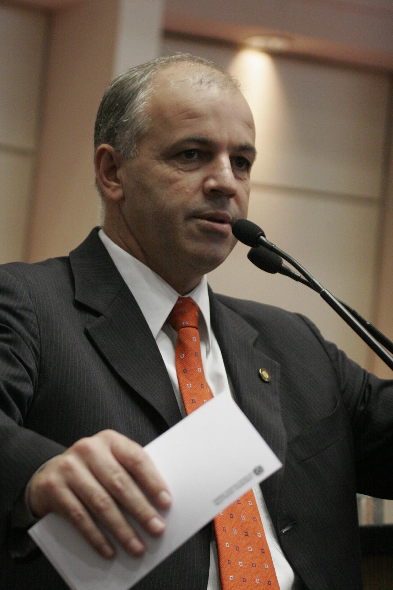 Dos Gabinetes – Ex-governador fechou as portas para entidades representativas dos servidores, lembra