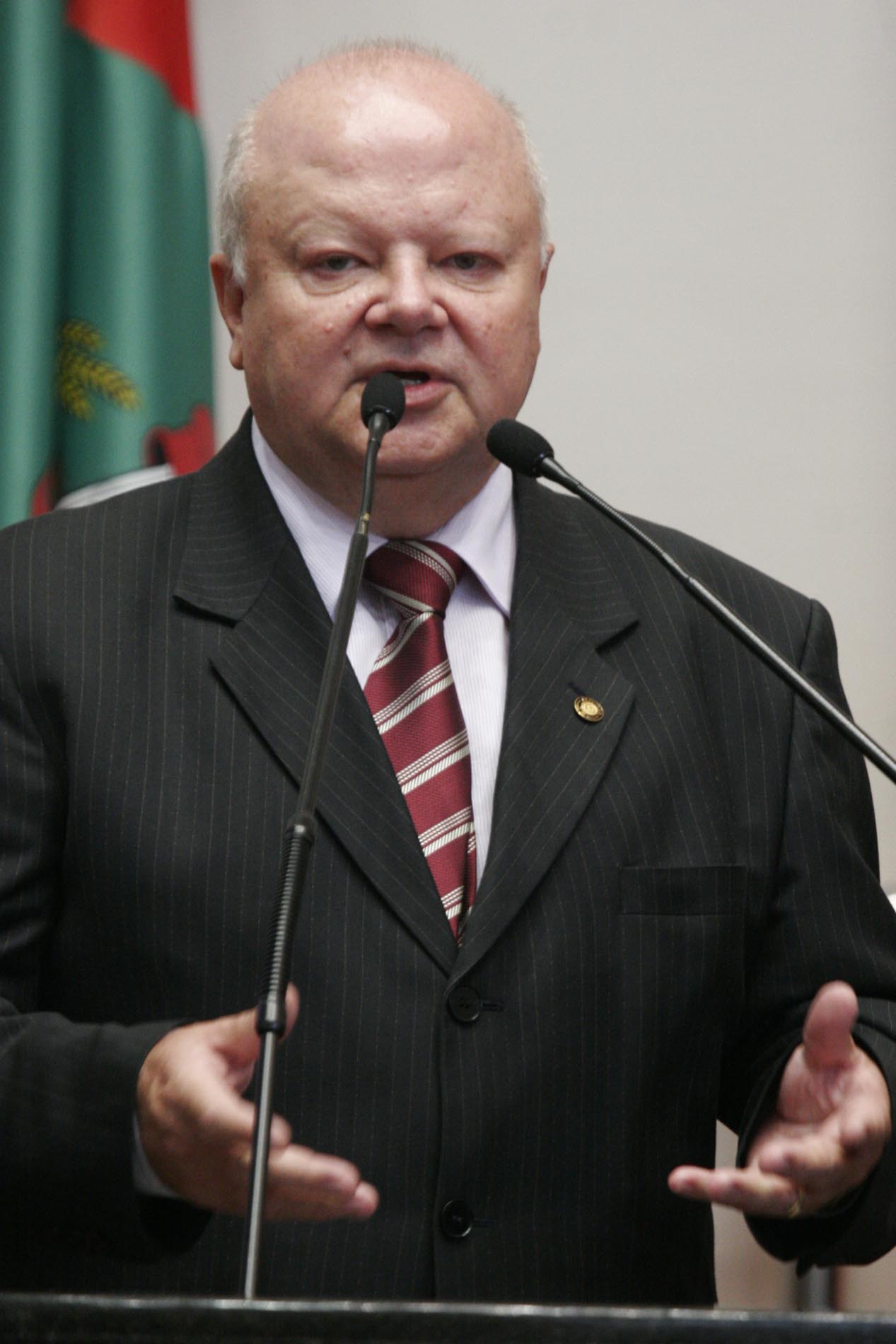 Parlamentares aprovam Dia dos Empregados na Área de Asseio e Conservação