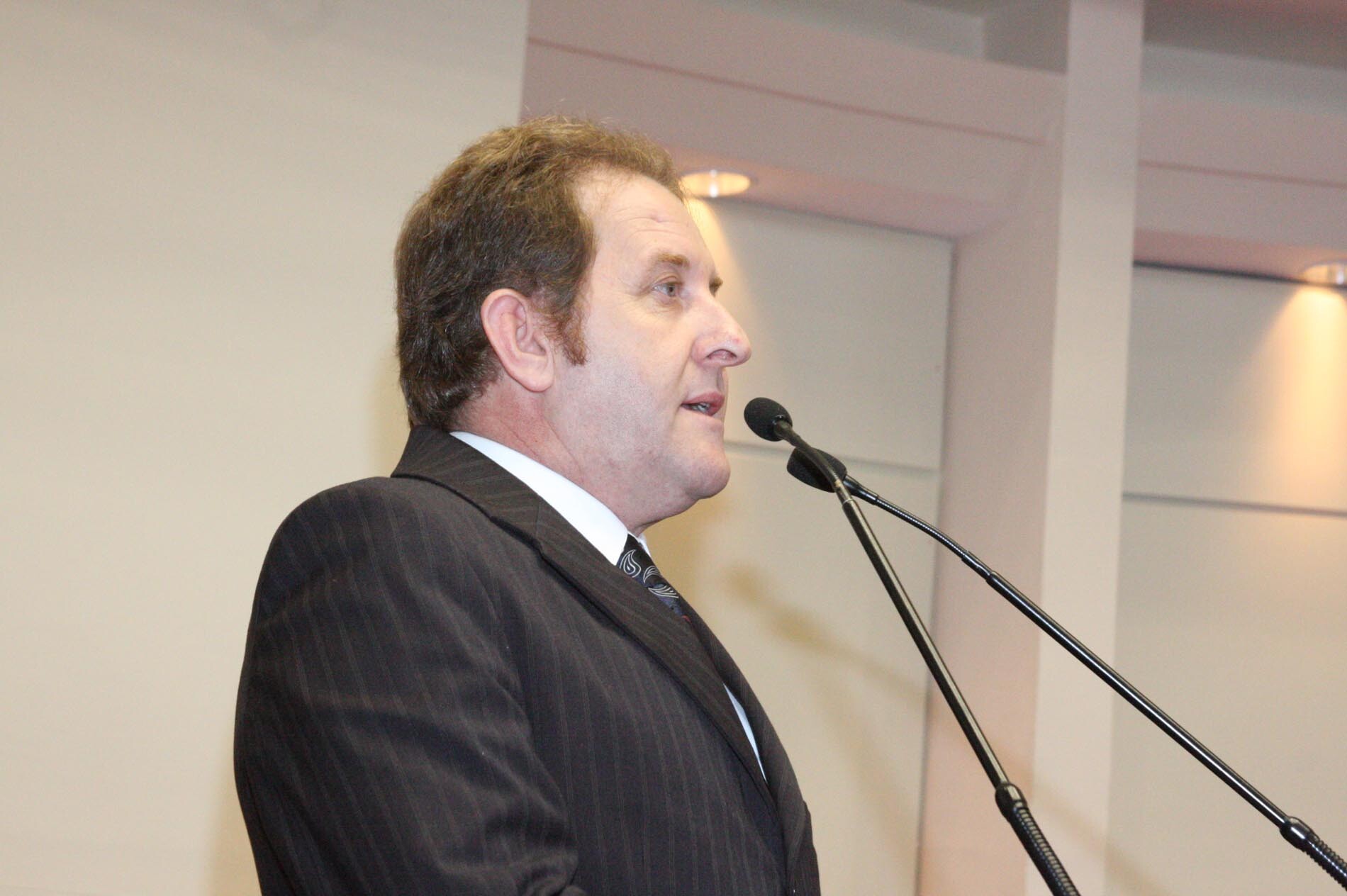 Dos Gabinetes – Comin destaca, em seu pronunciamento, o  rodízio do PP na Assembleia e pesquisa em c