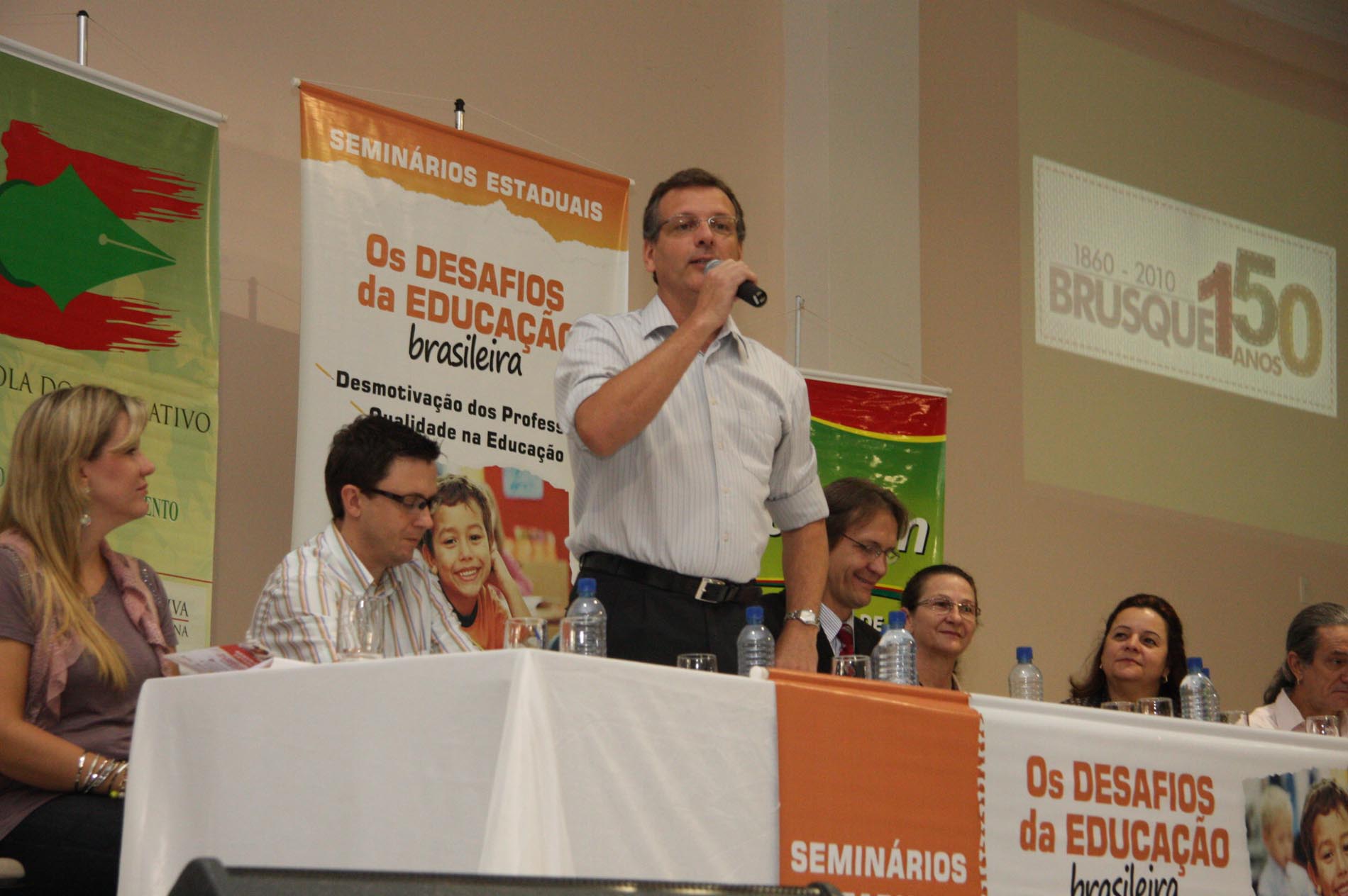 Brusque recebe seminário que debate problemas da educação
