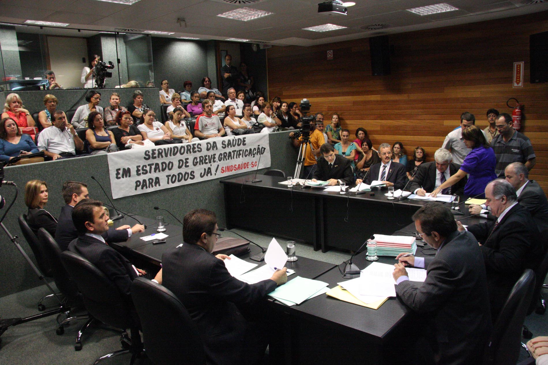 Adiada apreciação da MP que institui gratificação aos servidores da saúde