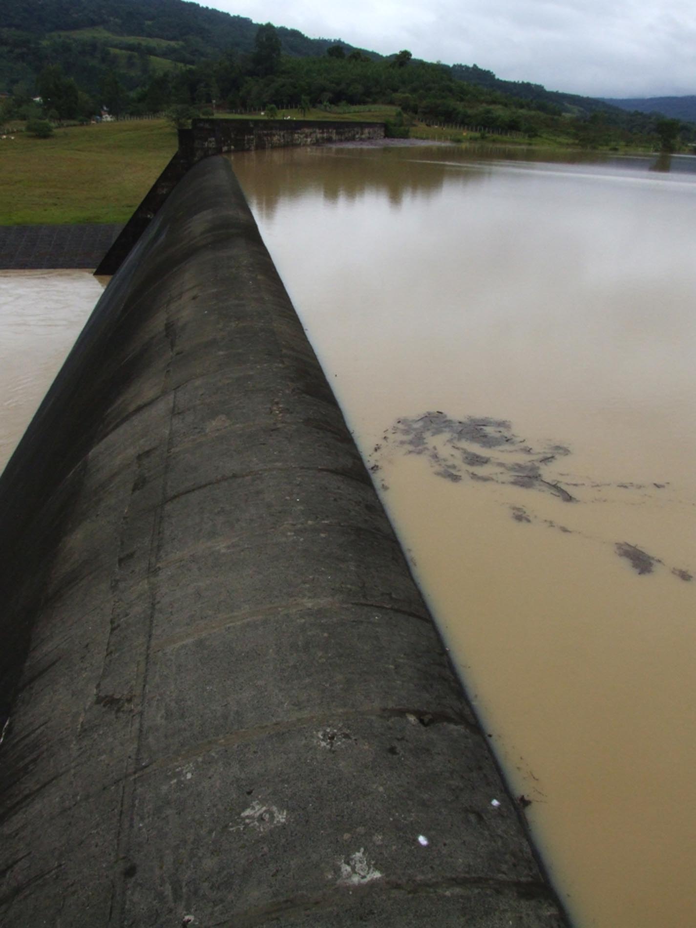 Barragem de Taió transbordou na tarde de hoje
