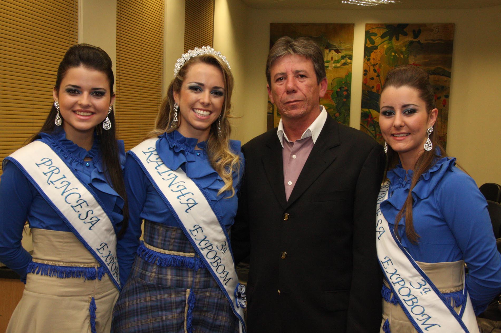 Rainha e Princesas da 3ª EXPOBOM visitam a Alesc