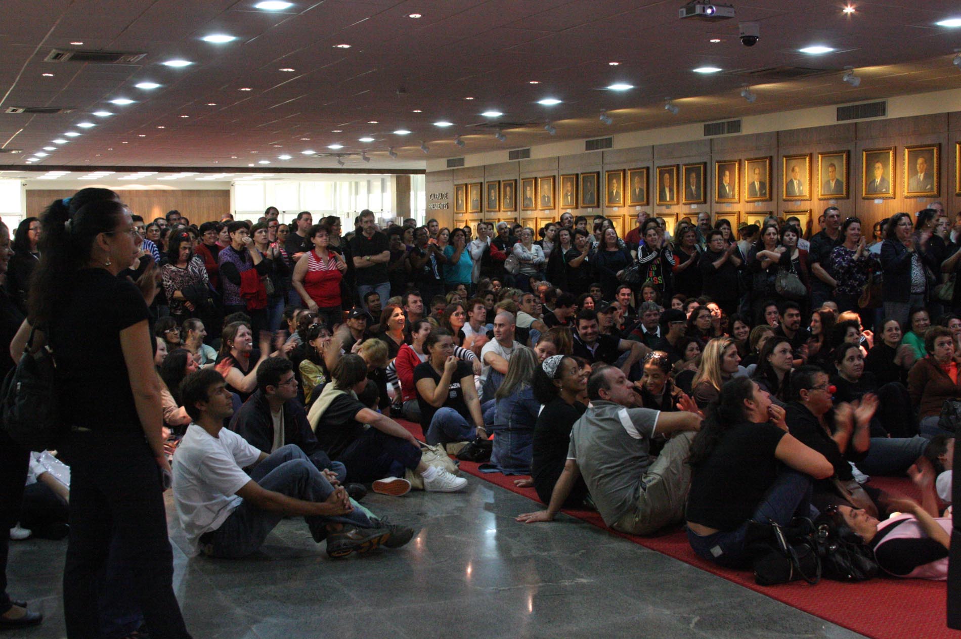 Servidores estaduais fazem vigília na Assembleia