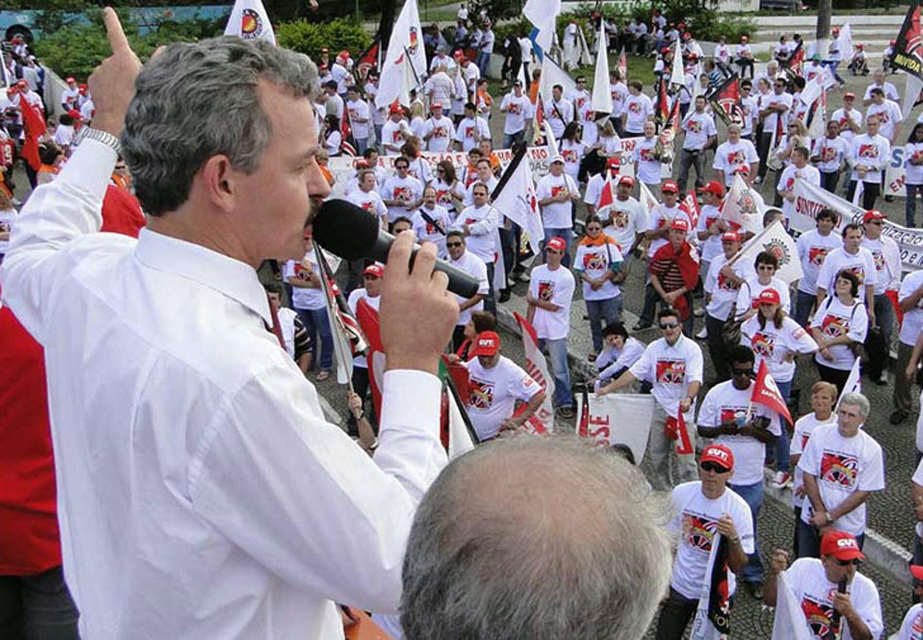 Dos Gabinetes – Dresch defende redução da jornada durante ato em memória às vítimas de doenças e aci