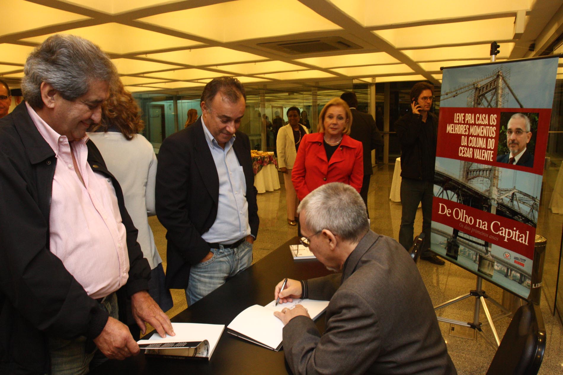 Lançamento do Livro De olho na capital - os dois primeiros anos - Autor: Jornalista César Valente