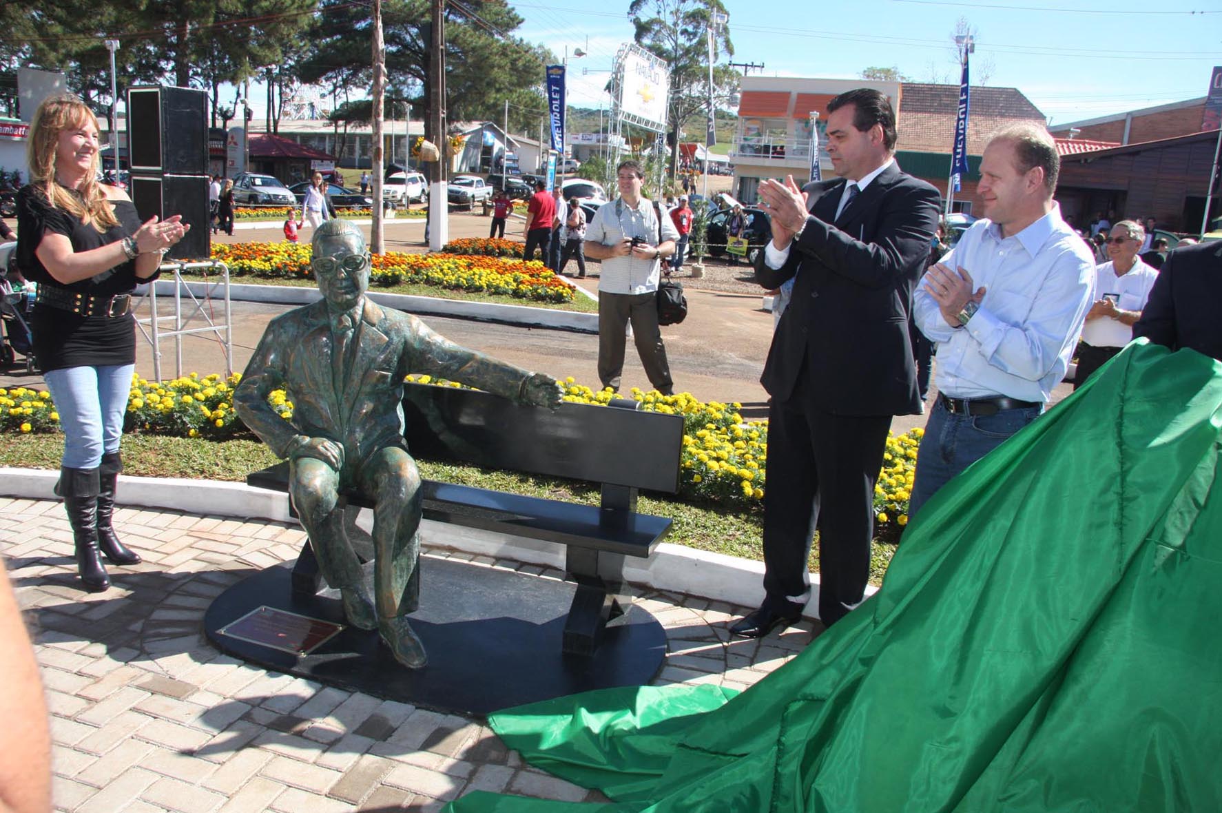 Estátua de Rovilho Bortoluuzi