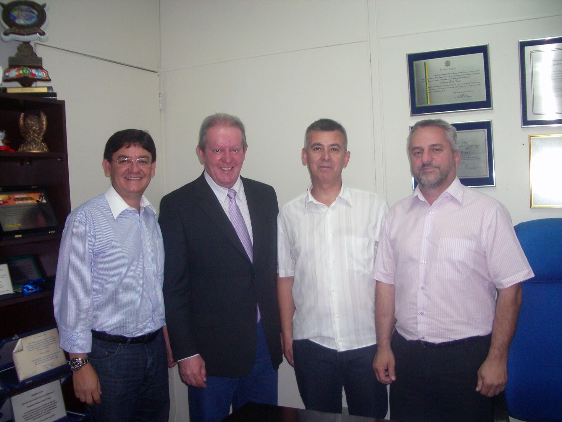 Dos Gabinetes – Prefeitos visitam Marcos Vieira e apresentam pleitos