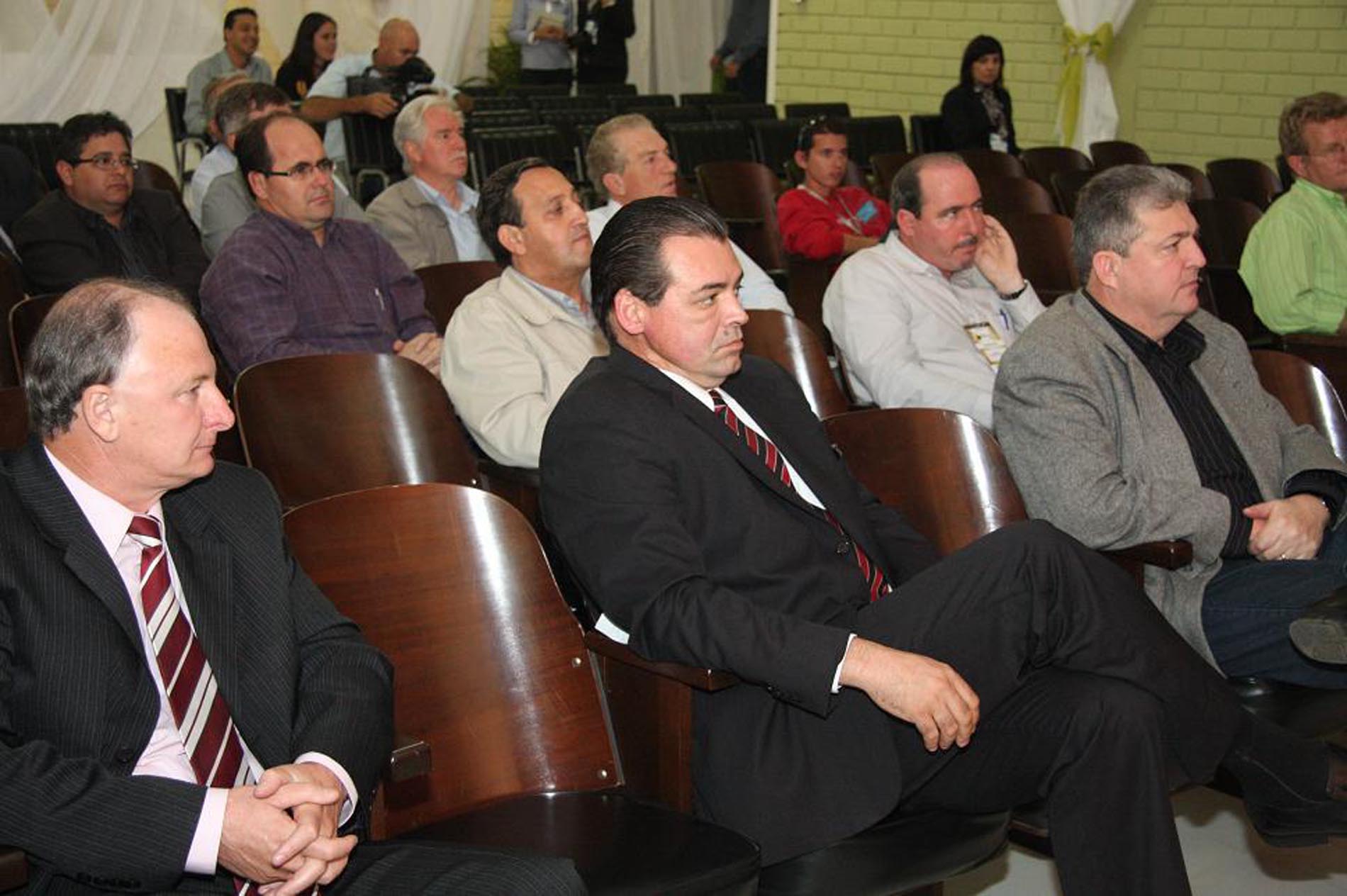 Prefeitos da AMAI realizam encontro na sede da Festa do Milho