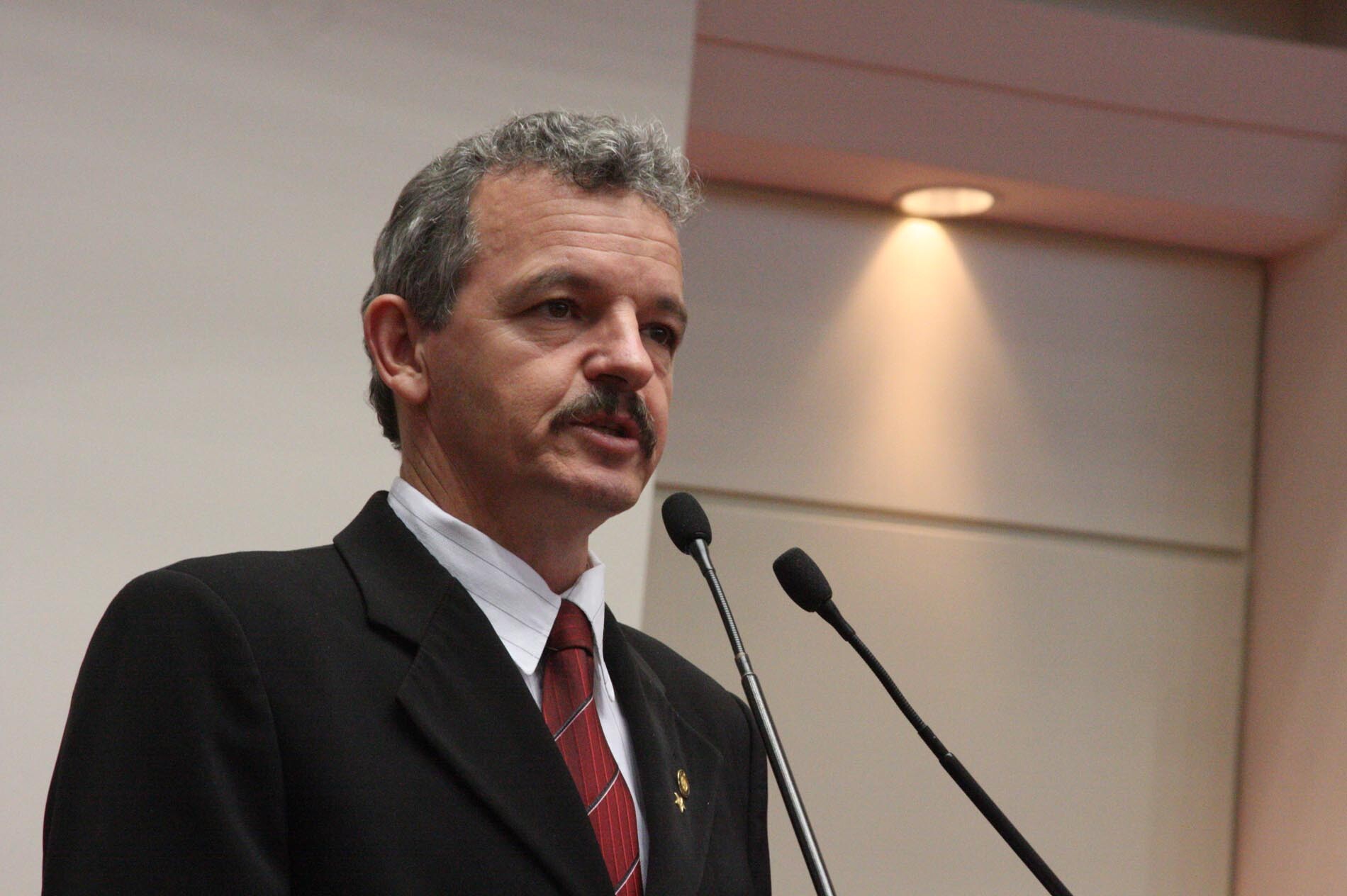 Dos Gabinetes – Deputado Dirceu Dresch cobra do Estado recuperação da rodovia que liga Rio do Campo